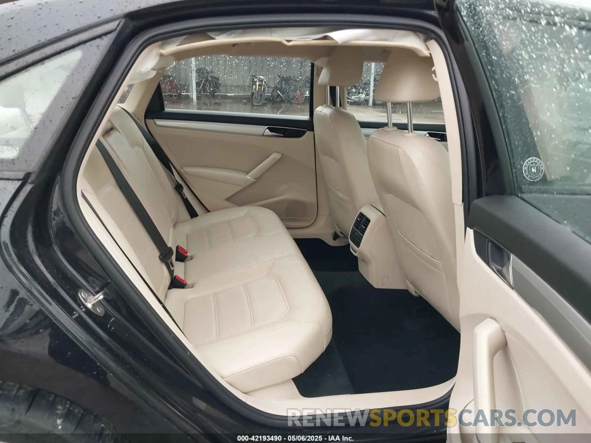 8 fotografías del automóvil dañado 1VWLA7A3XKC005667 VOLKSWAGEN PASSAT 2019