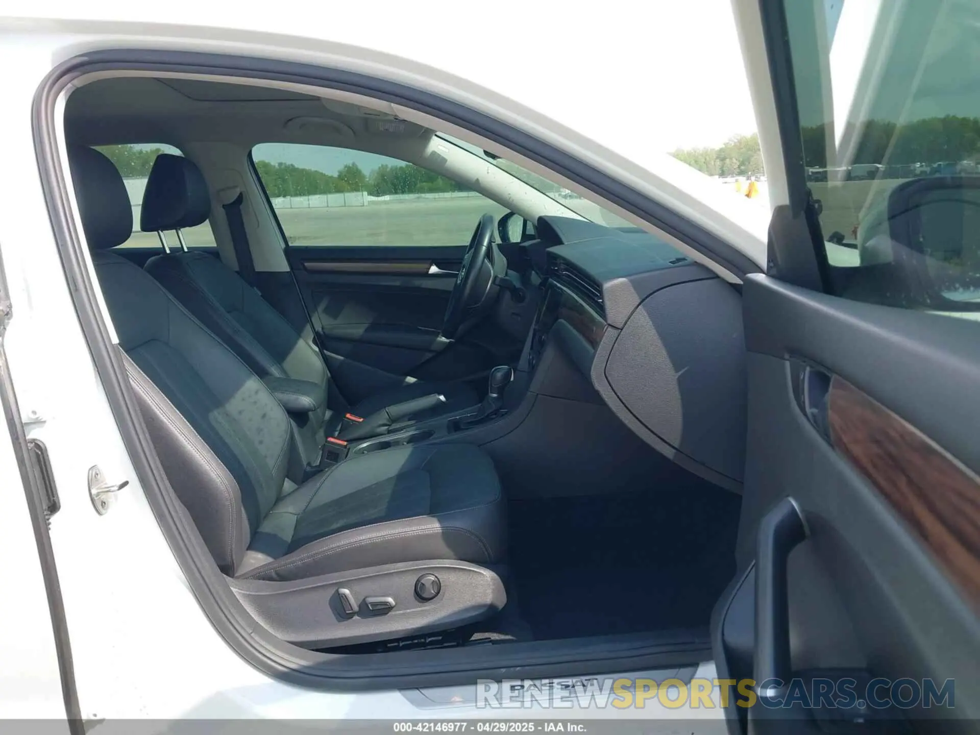 5 fotografías del automóvil dañado 1VWCA7A35LC020918 VOLKSWAGEN PASSAT 2020