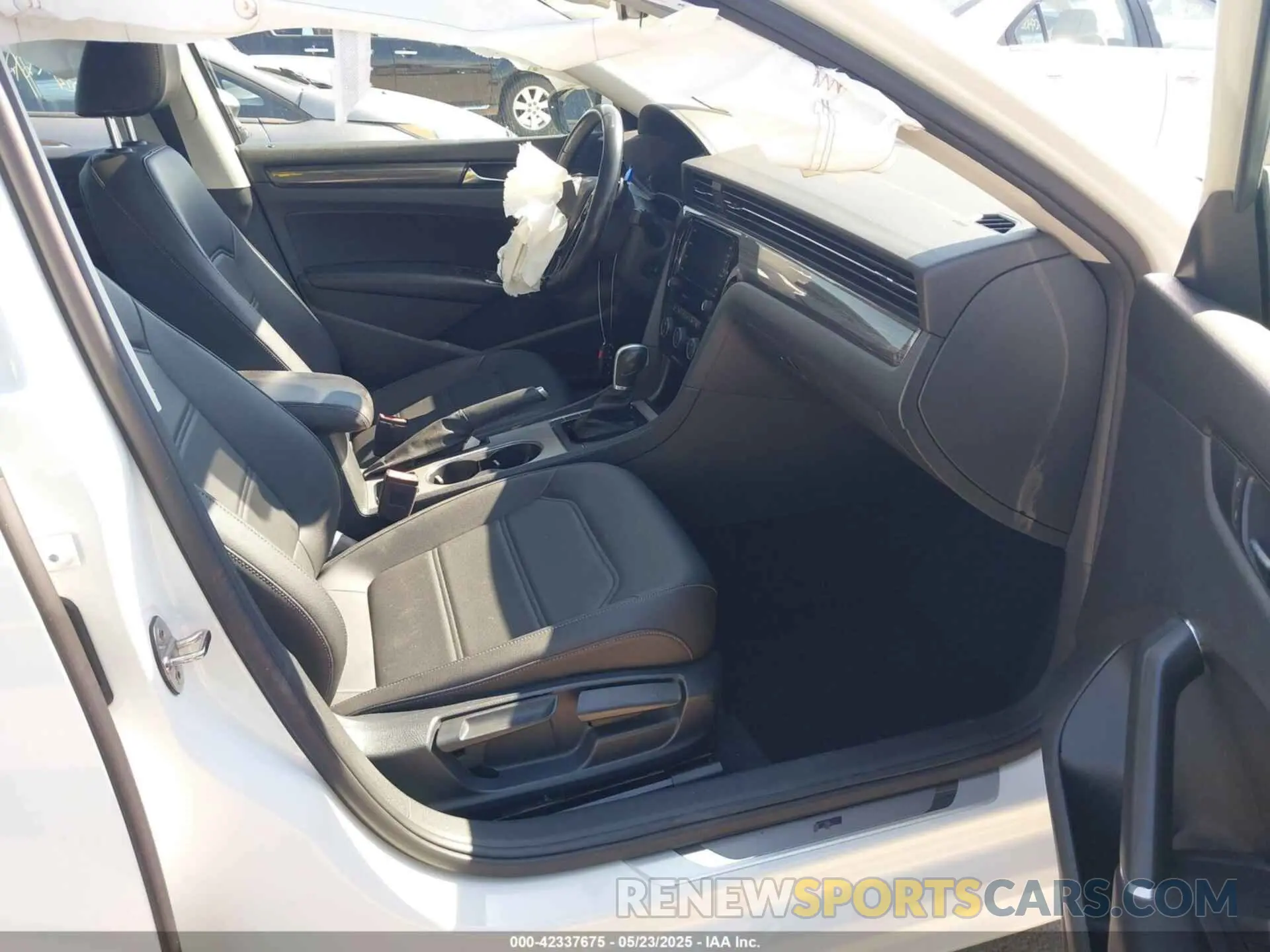 5 fotografías del automóvil dañado 1VWMA7A3XLC013709 VOLKSWAGEN PASSAT 2020