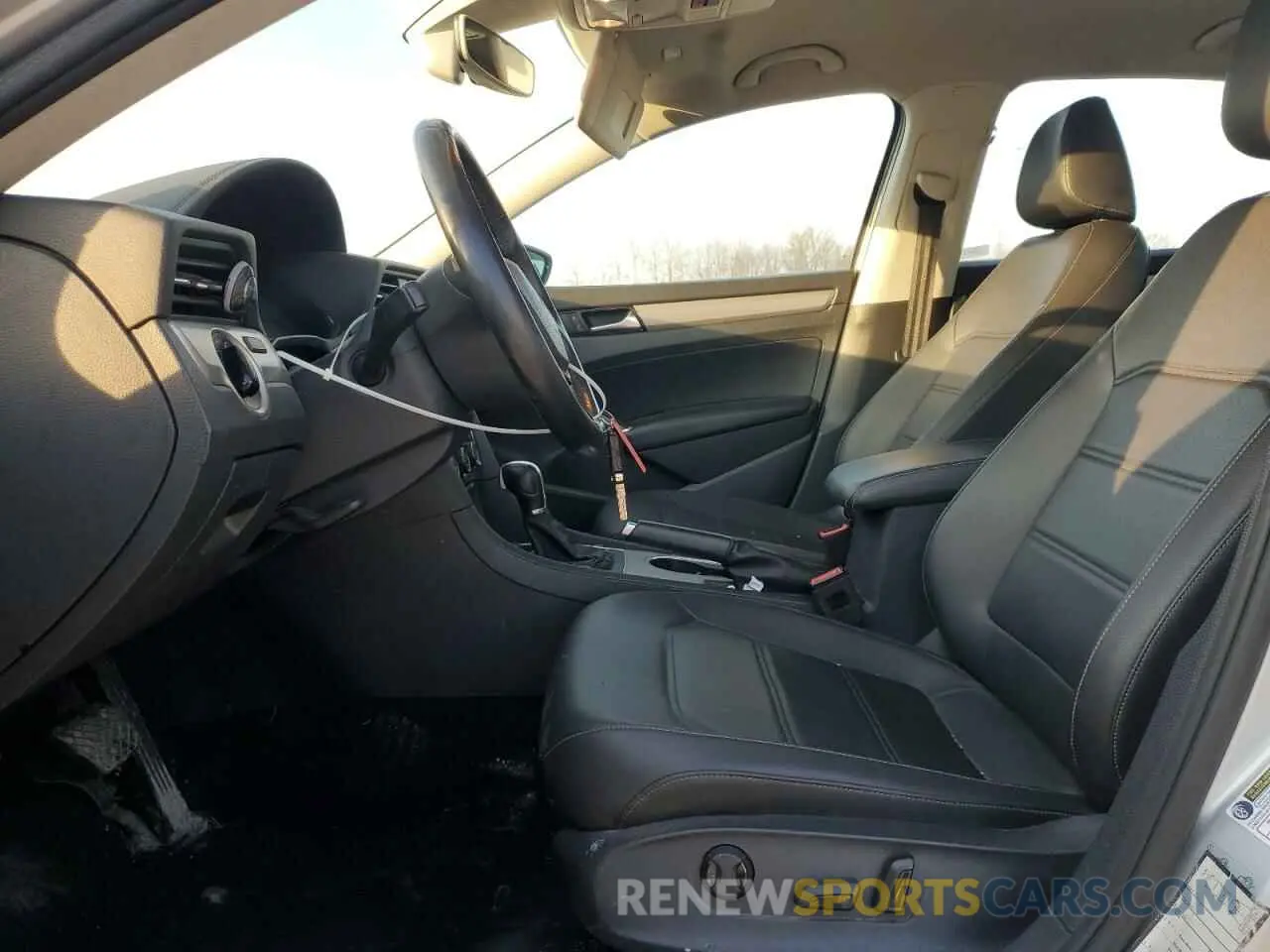 7 fotografías del automóvil dañado 1VWSA7A32LC015882 VOLKSWAGEN PASSAT 2020