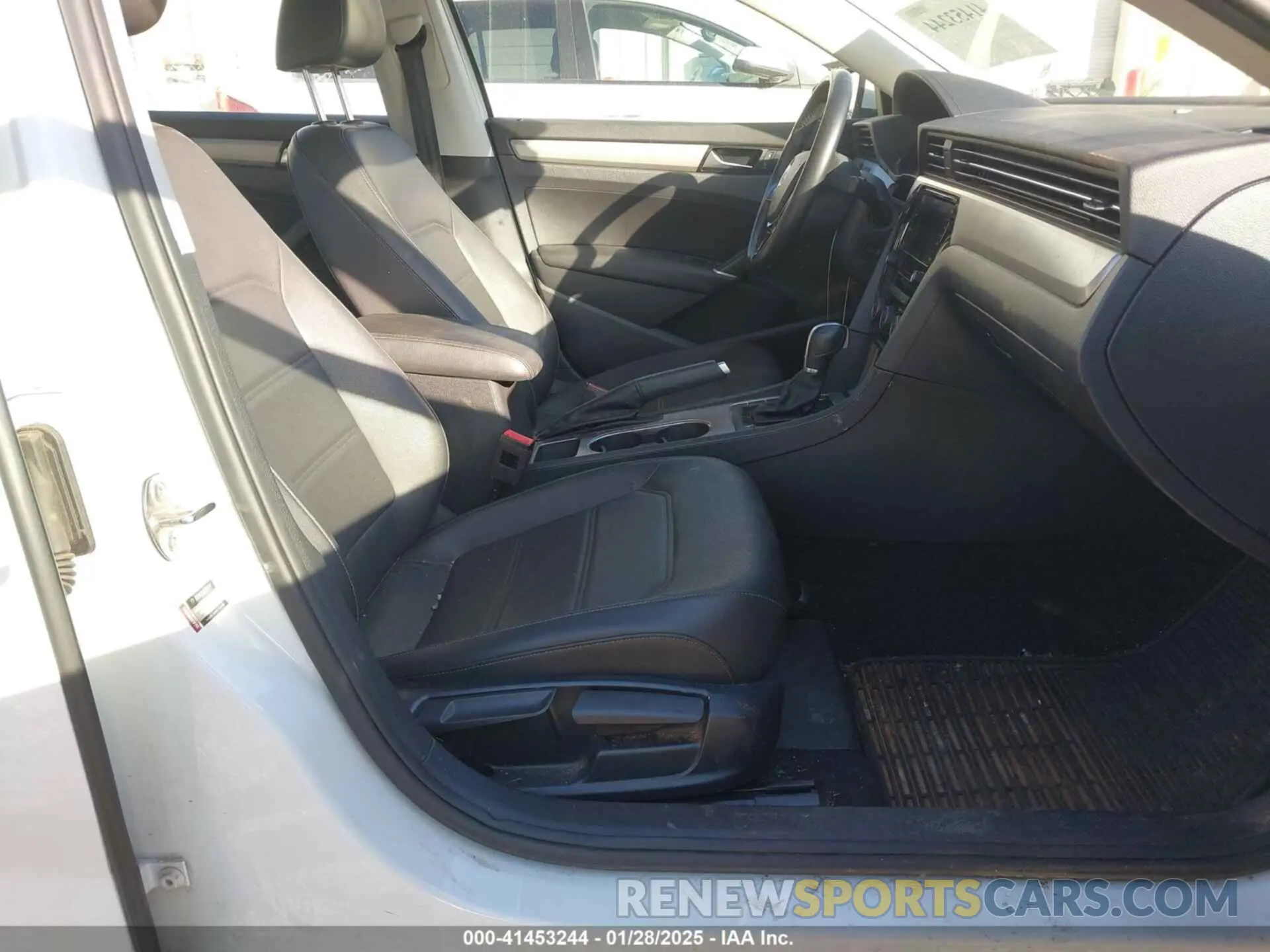 5 fotografías del automóvil dañado 1VWSA7A3XLC020859 VOLKSWAGEN PASSAT 2020