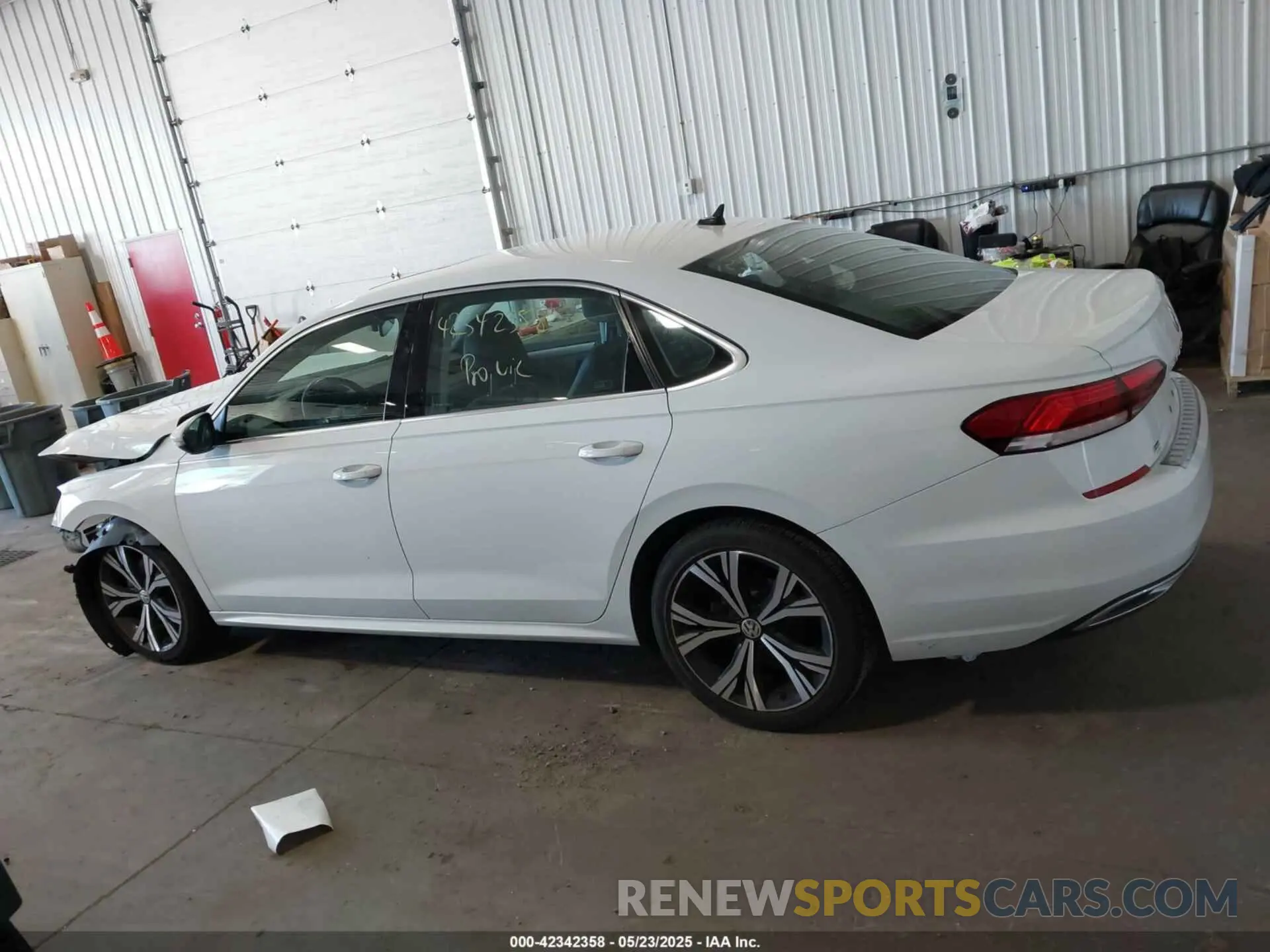 14 fotografías del automóvil dañado 1VWSA7A30MC014179 VOLKSWAGEN PASSAT 2021