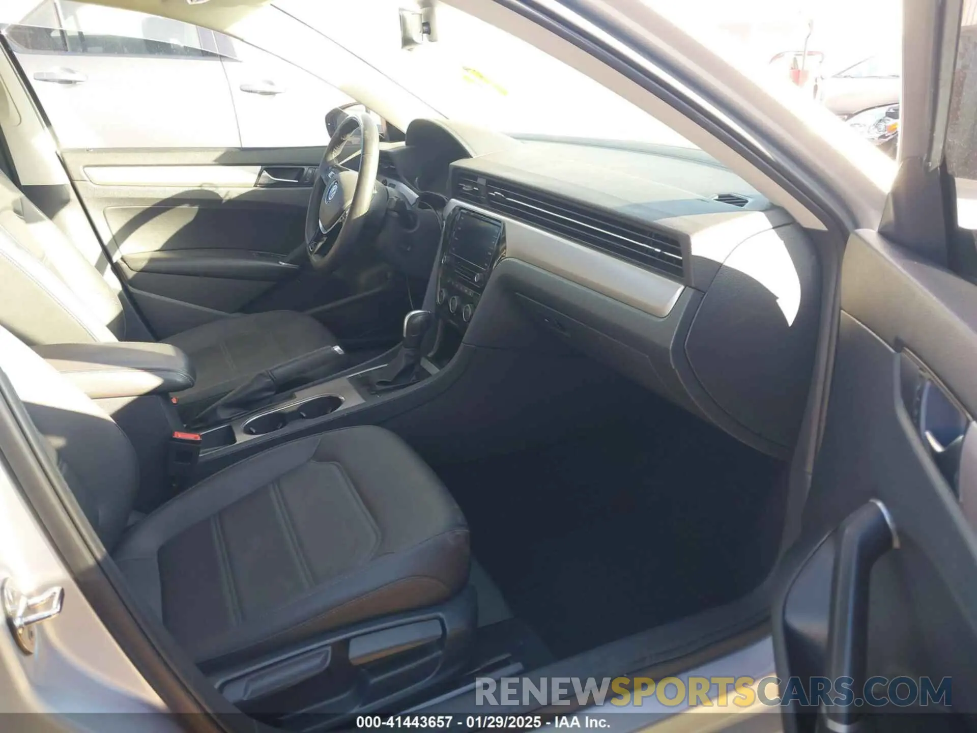 5 fotografías del automóvil dañado 1VWSA7A30MC014523 VOLKSWAGEN PASSAT 2021