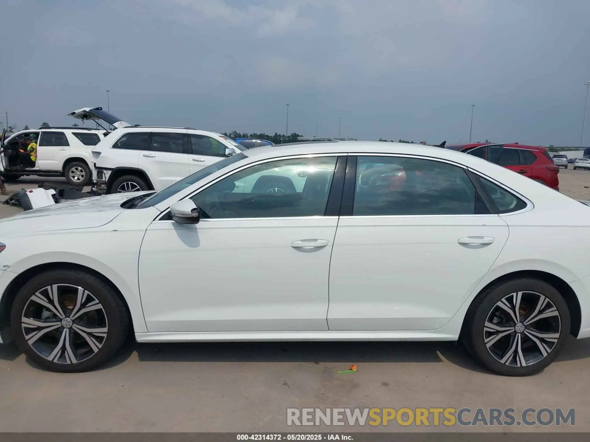 14 fotografías del automóvil dañado 1VWSA7A32MC014376 VOLKSWAGEN PASSAT 2021
