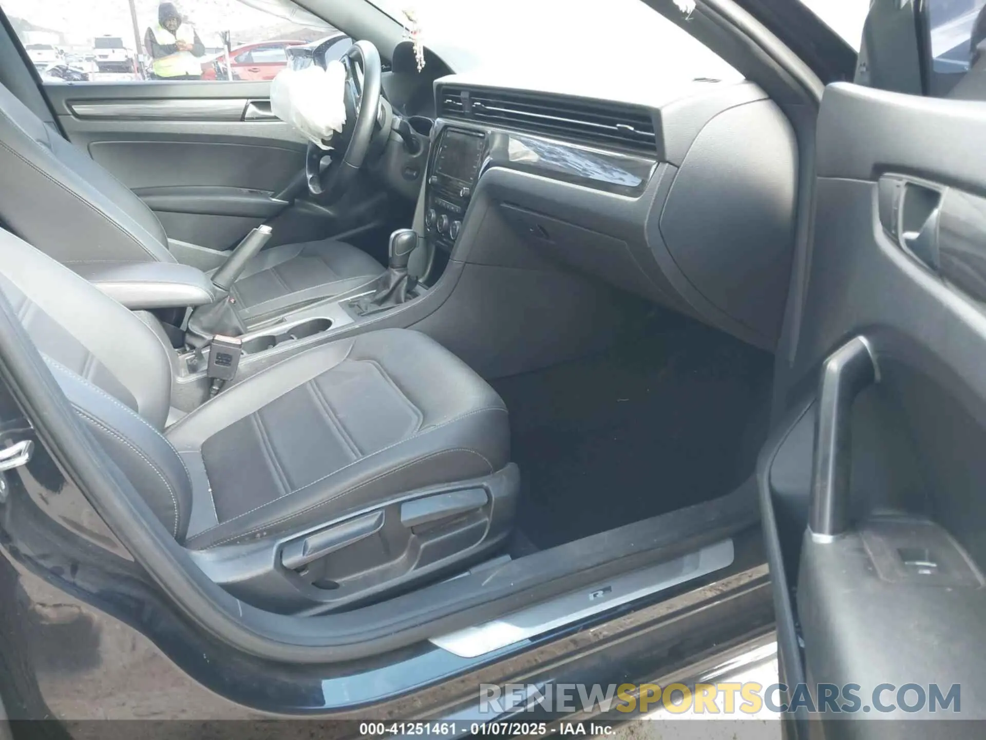 5 fotografías del automóvil dañado 1VWMA7A34NC000165 VOLKSWAGEN PASSAT 2022