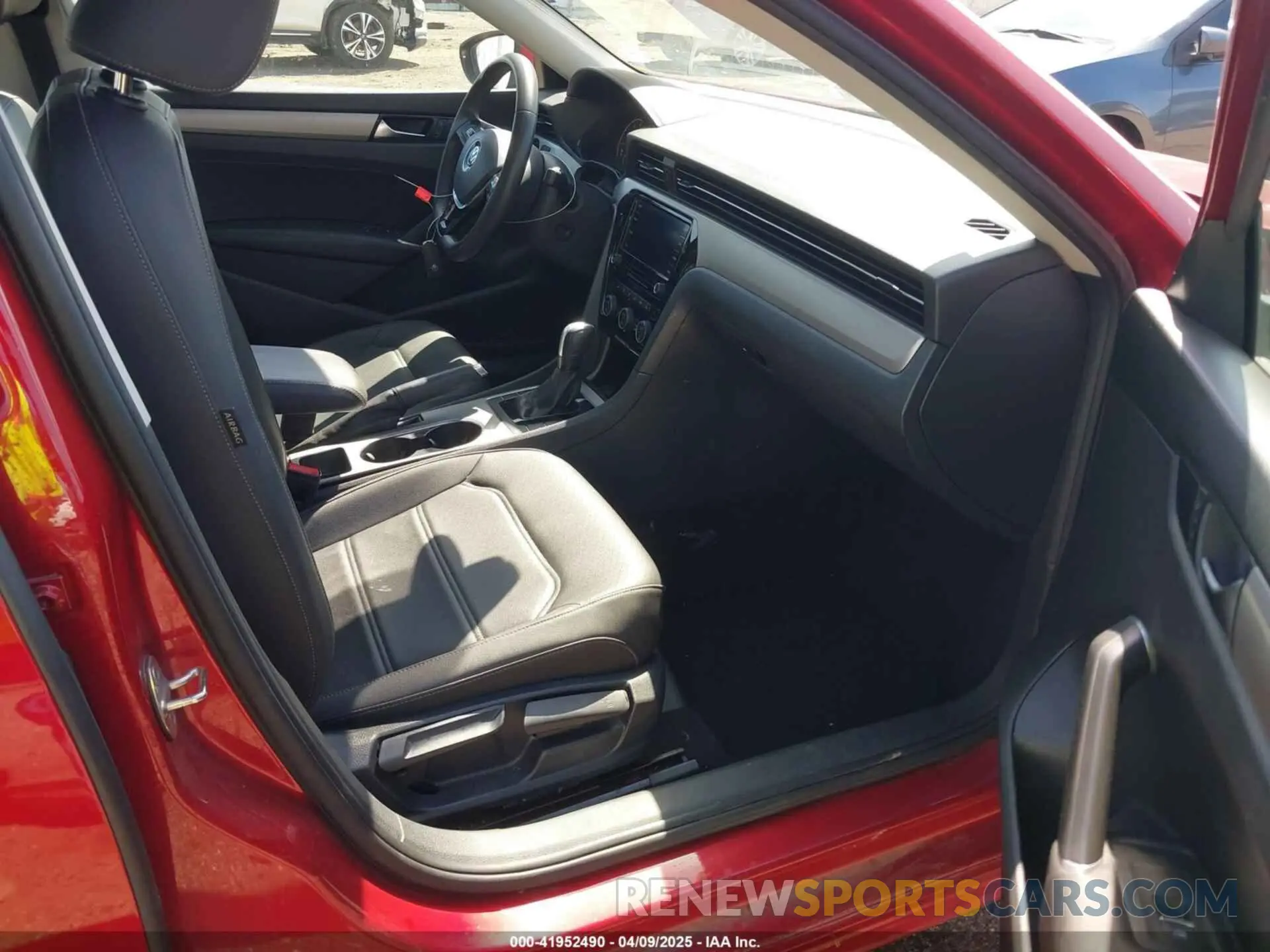 5 fotografías del automóvil dañado 1VWSA7A30NC002308 VOLKSWAGEN PASSAT 2022