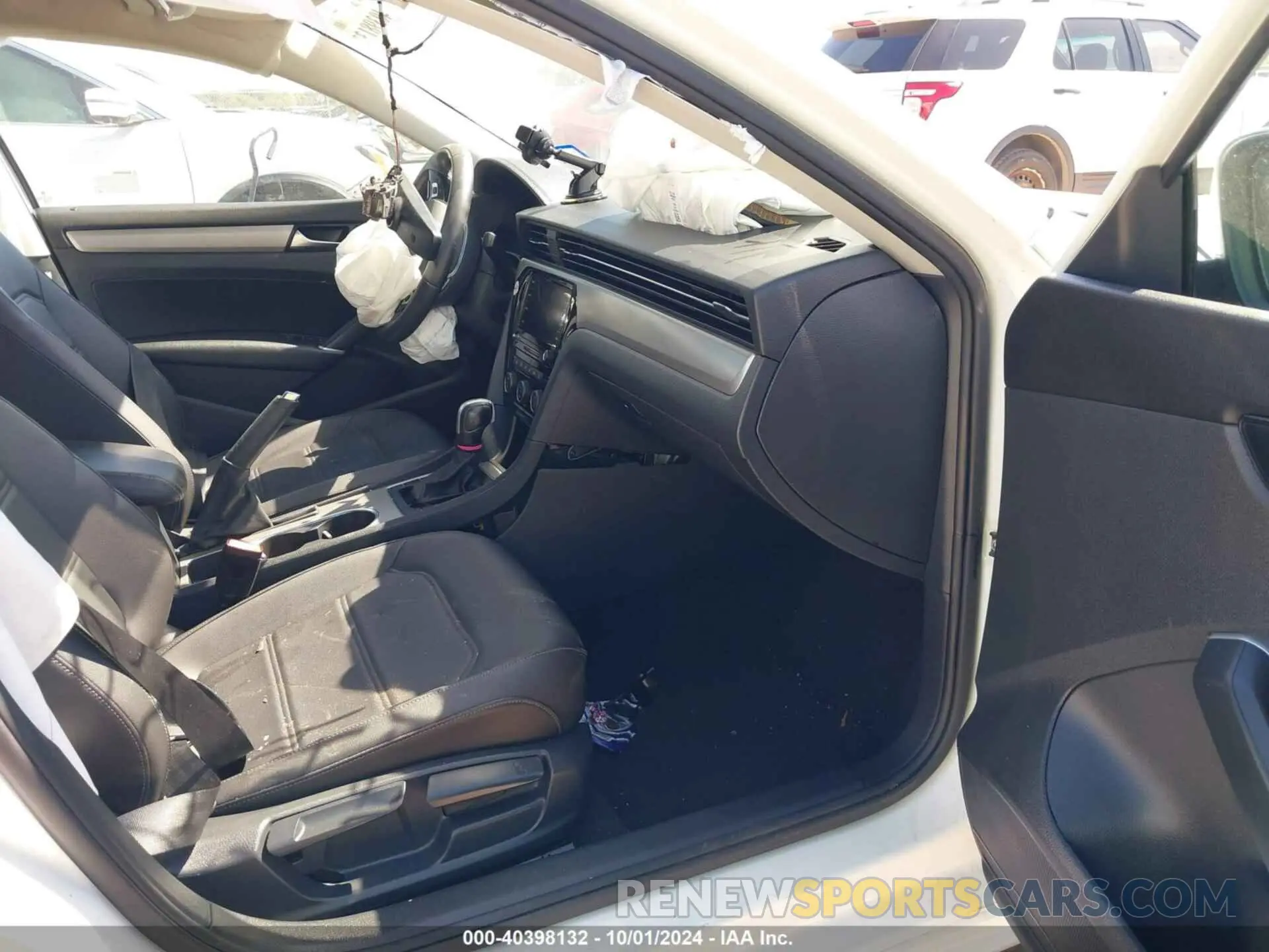 5 fotografías del automóvil dañado 1VWSA7A30NC007380 VOLKSWAGEN PASSAT 2022