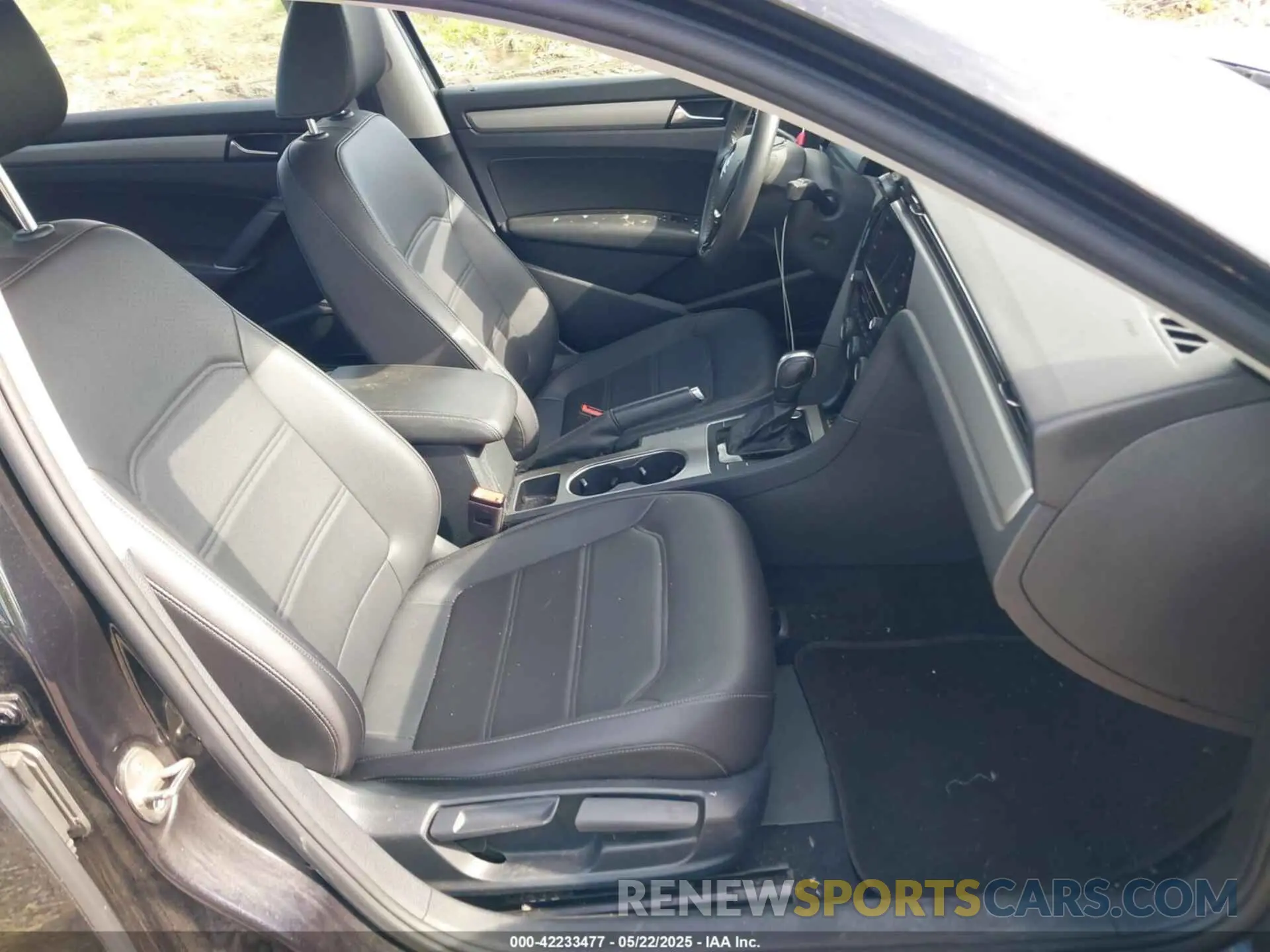 5 fotografías del automóvil dañado 1VWSA7A34NC002411 VOLKSWAGEN PASSAT 2022