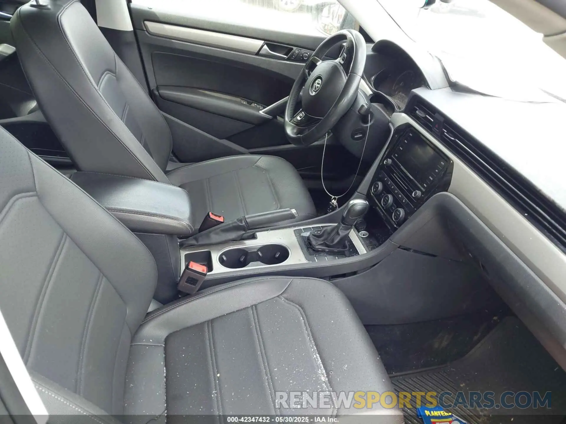 5 fotografías del automóvil dañado 1VWSA7A34NC005017 VOLKSWAGEN PASSAT 2022