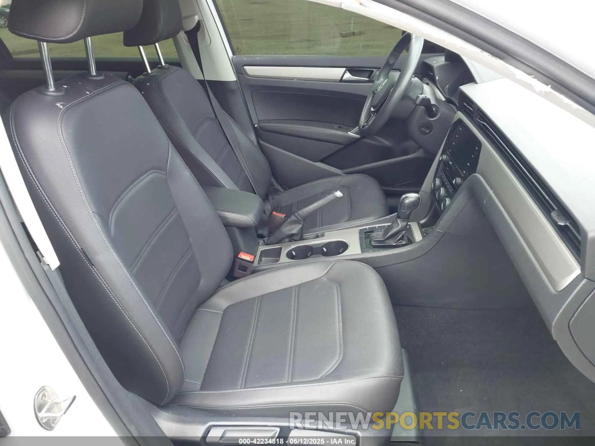5 fotografías del automóvil dañado 1VWSA7A37NC005397 VOLKSWAGEN PASSAT 2022