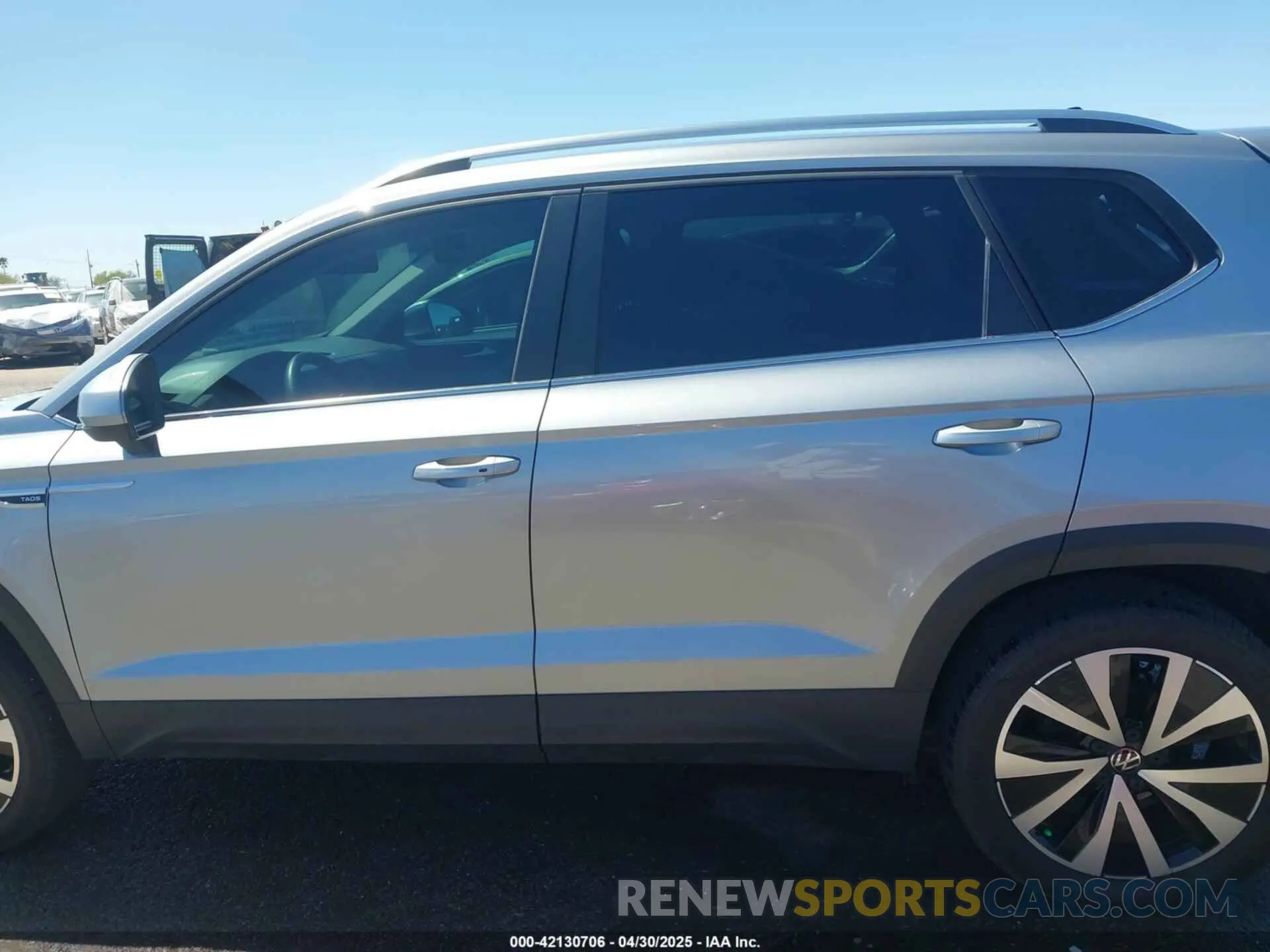 15 fotografías del automóvil dañado 3VVWX7B25NM052100 VOLKSWAGEN TAOS 2022