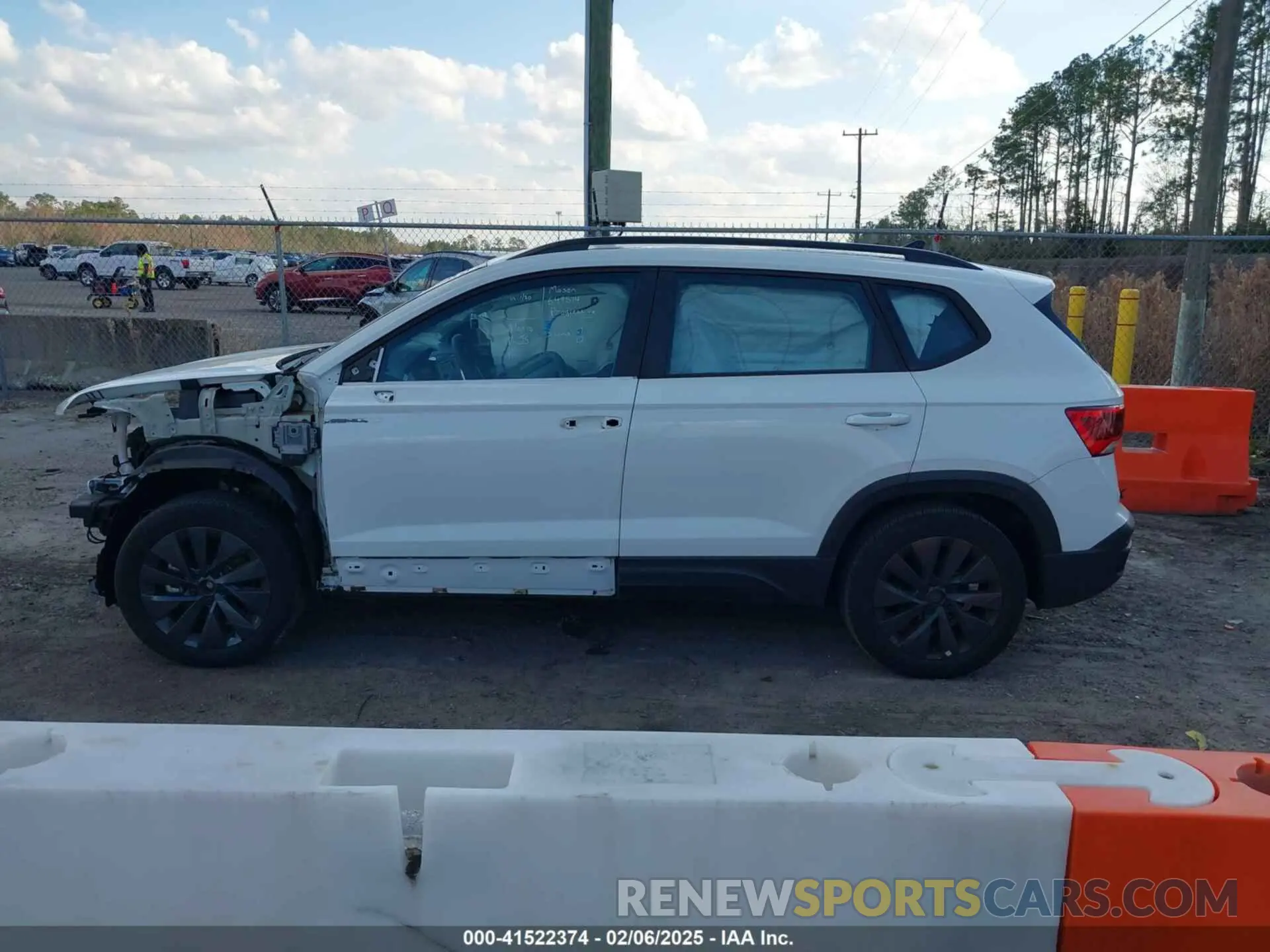 14 fotografías del automóvil dañado 3VVCX7B2XPM330477 VOLKSWAGEN TAOS 2023