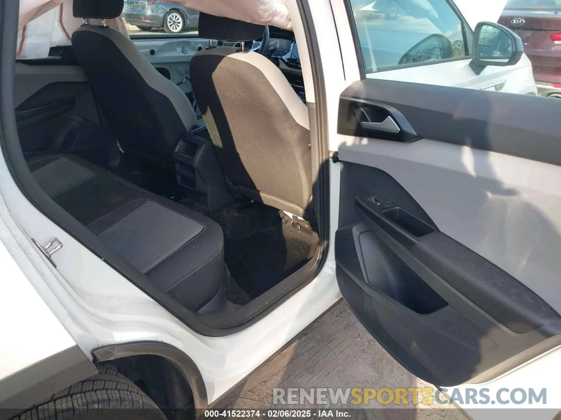 8 fotografías del automóvil dañado 3VVCX7B2XPM330477 VOLKSWAGEN TAOS 2023
