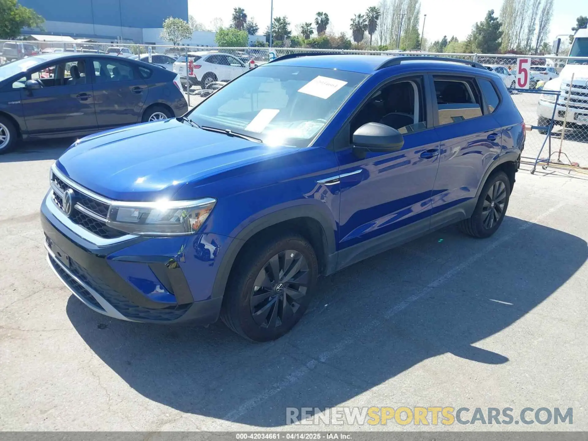 2 fotografías del automóvil dañado 3VVDX7B24PM382465 VOLKSWAGEN TAOS 2023