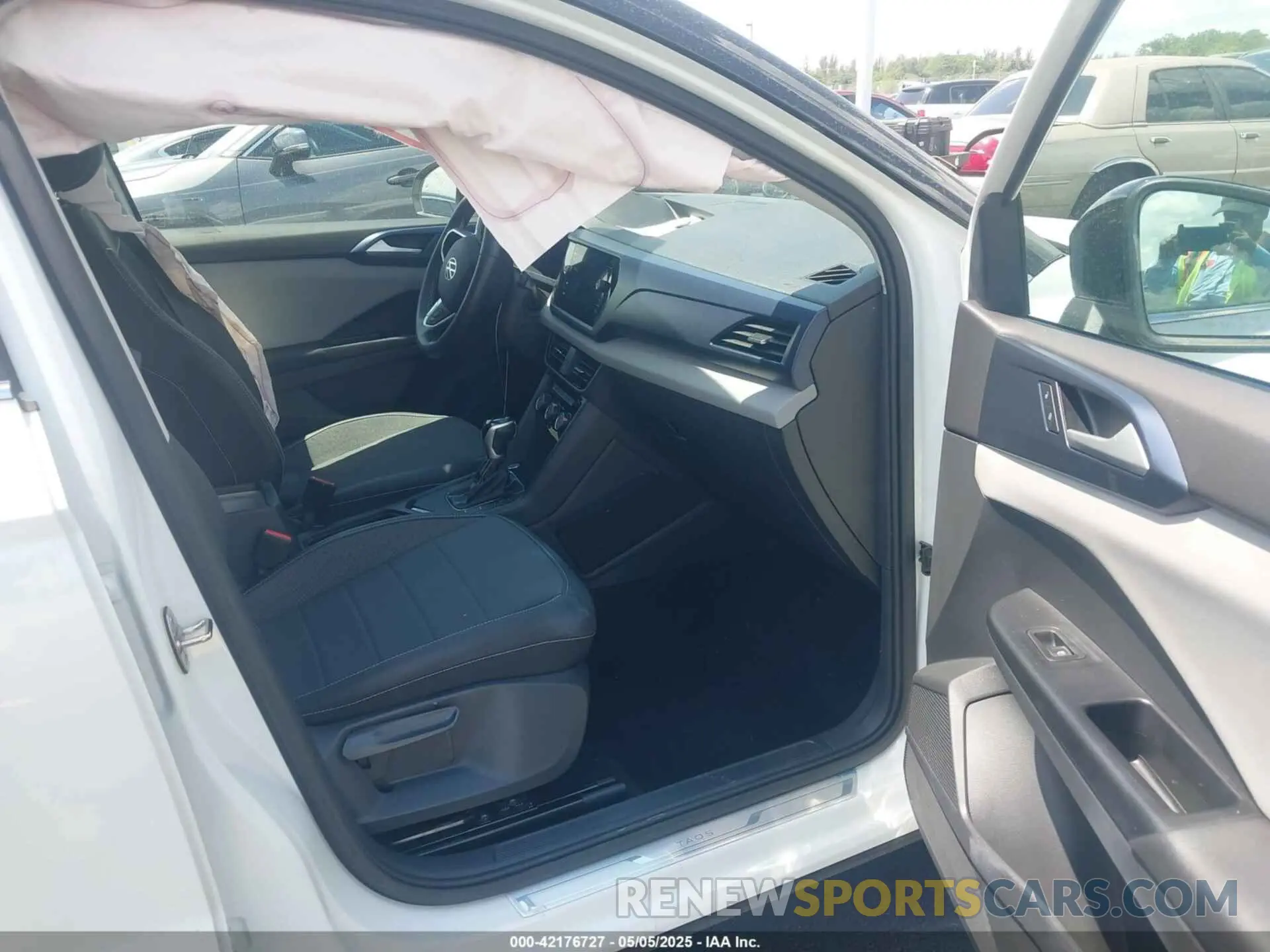 5 fotografías del automóvil dañado 3VVEX7B23PM361966 VOLKSWAGEN TAOS 2023