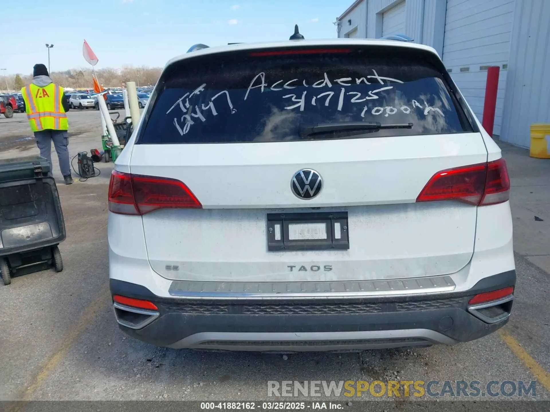 17 fotografías del automóvil dañado 3VVEX7B29PM300606 VOLKSWAGEN TAOS 2023