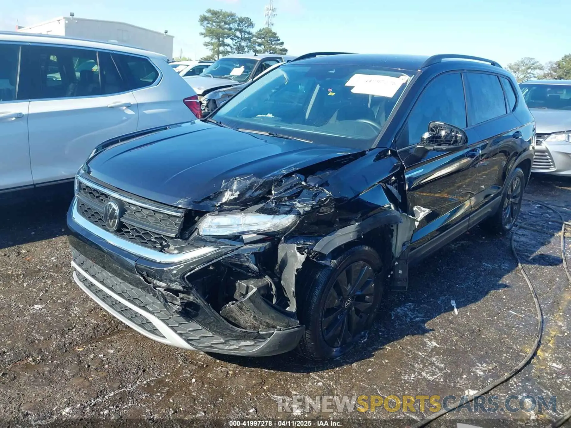 2 fotografías del automóvil dañado 3VV5X7B20RM101513 VOLKSWAGEN TAOS 2024