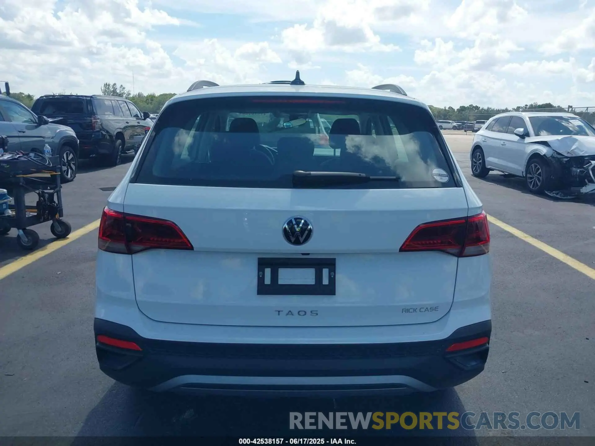 17 fotografías del automóvil dañado 3VV5X7B21RM101357 VOLKSWAGEN TAOS 2024