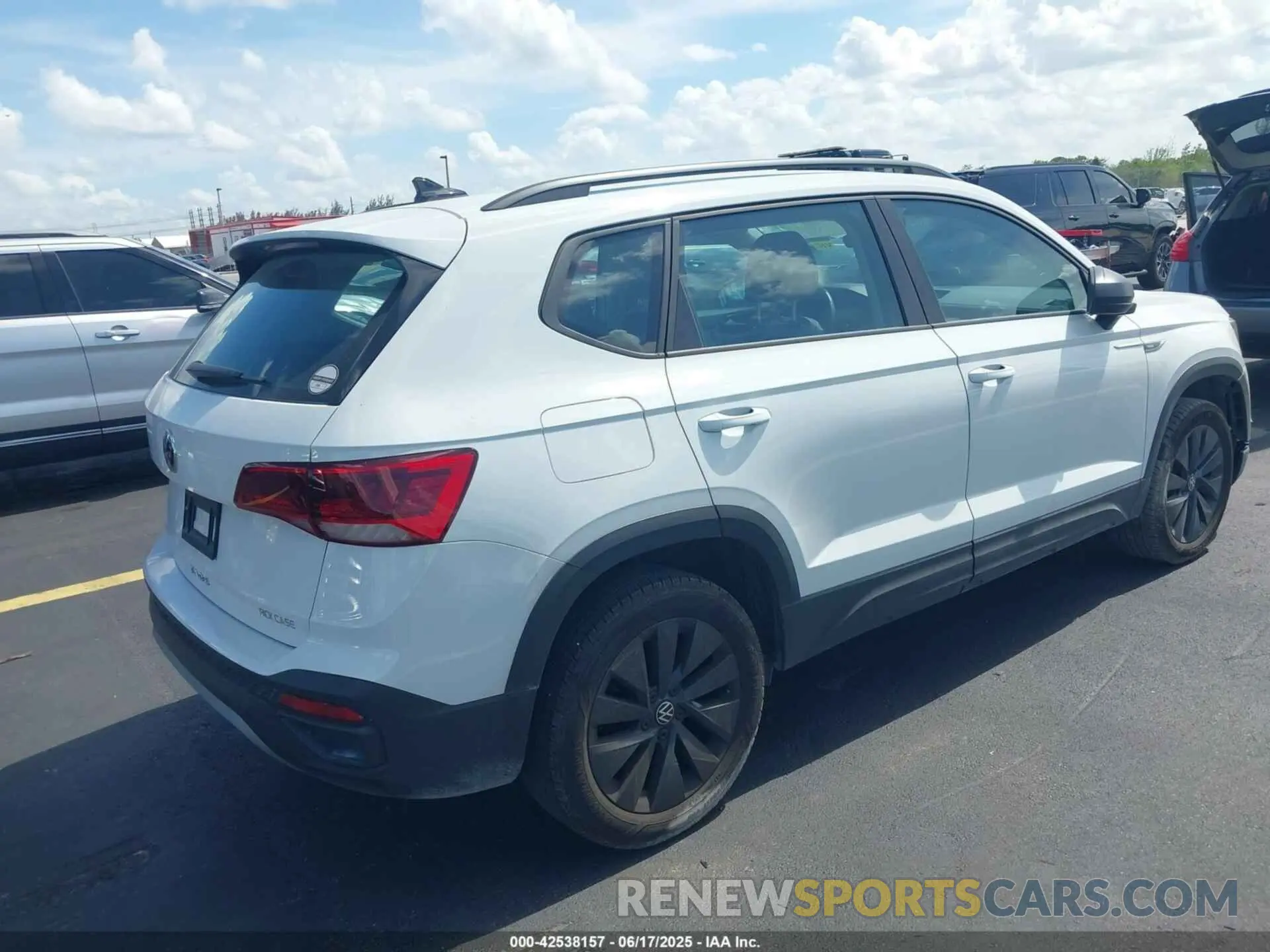 4 fotografías del automóvil dañado 3VV5X7B21RM101357 VOLKSWAGEN TAOS 2024