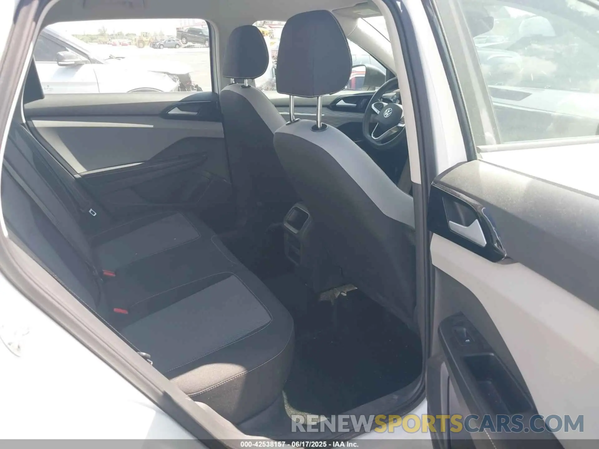 8 fotografías del automóvil dañado 3VV5X7B21RM101357 VOLKSWAGEN TAOS 2024