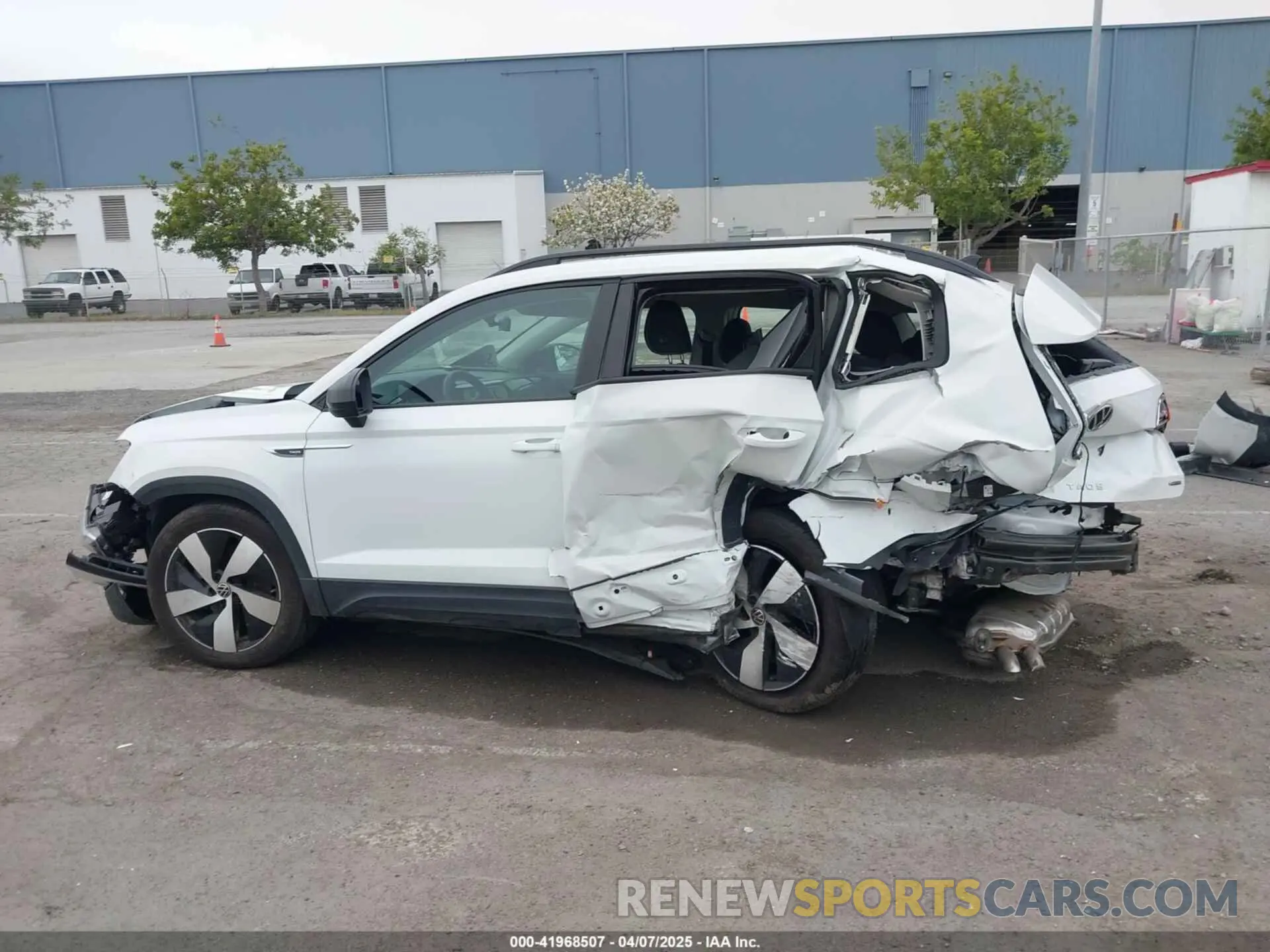 15 fotografías del automóvil dañado 3VV8X7B26RM027964 VOLKSWAGEN TAOS 2024