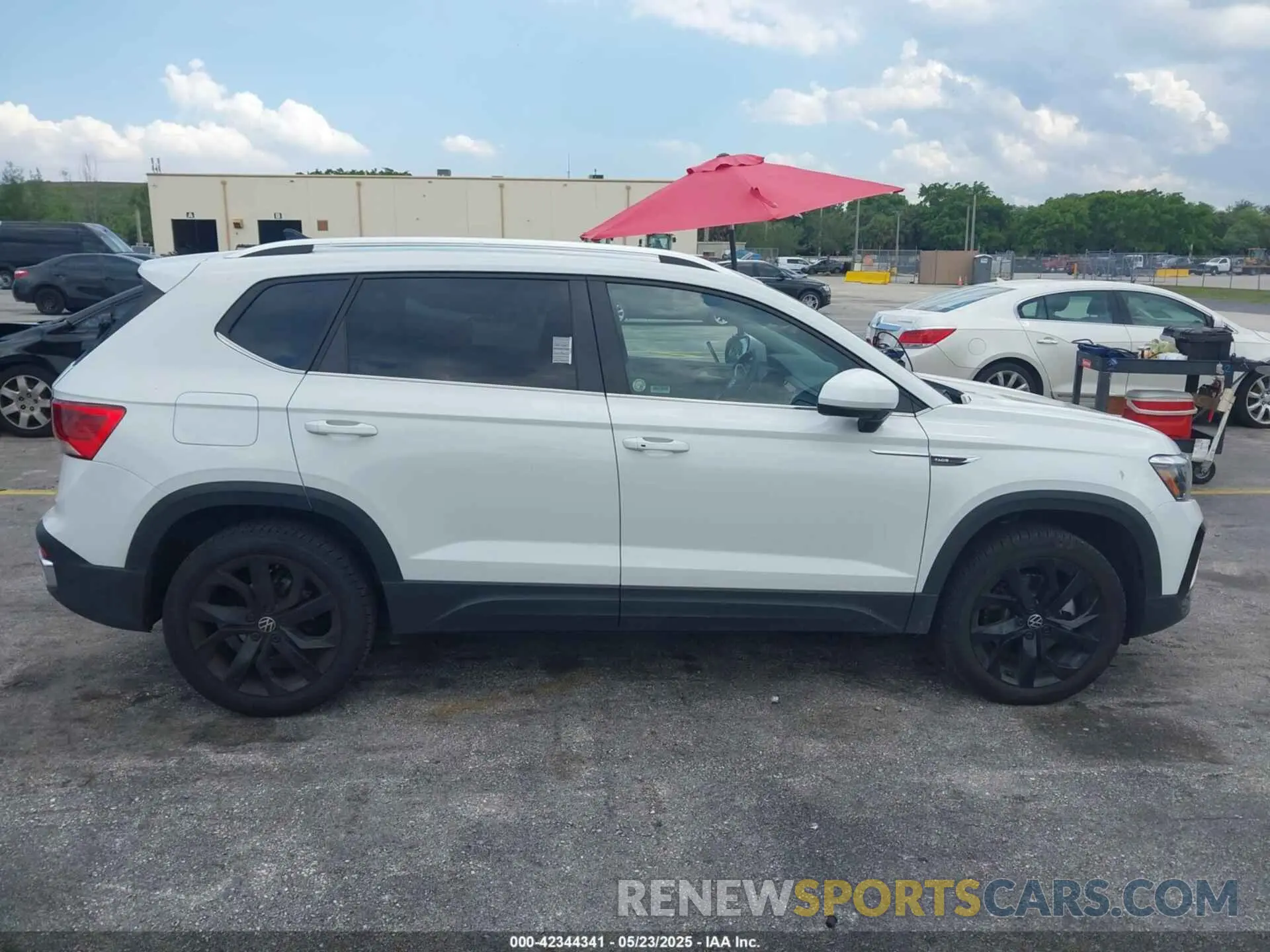 13 fotografías del automóvil dañado 3VVEX7B26RM128537 VOLKSWAGEN TAOS 2024