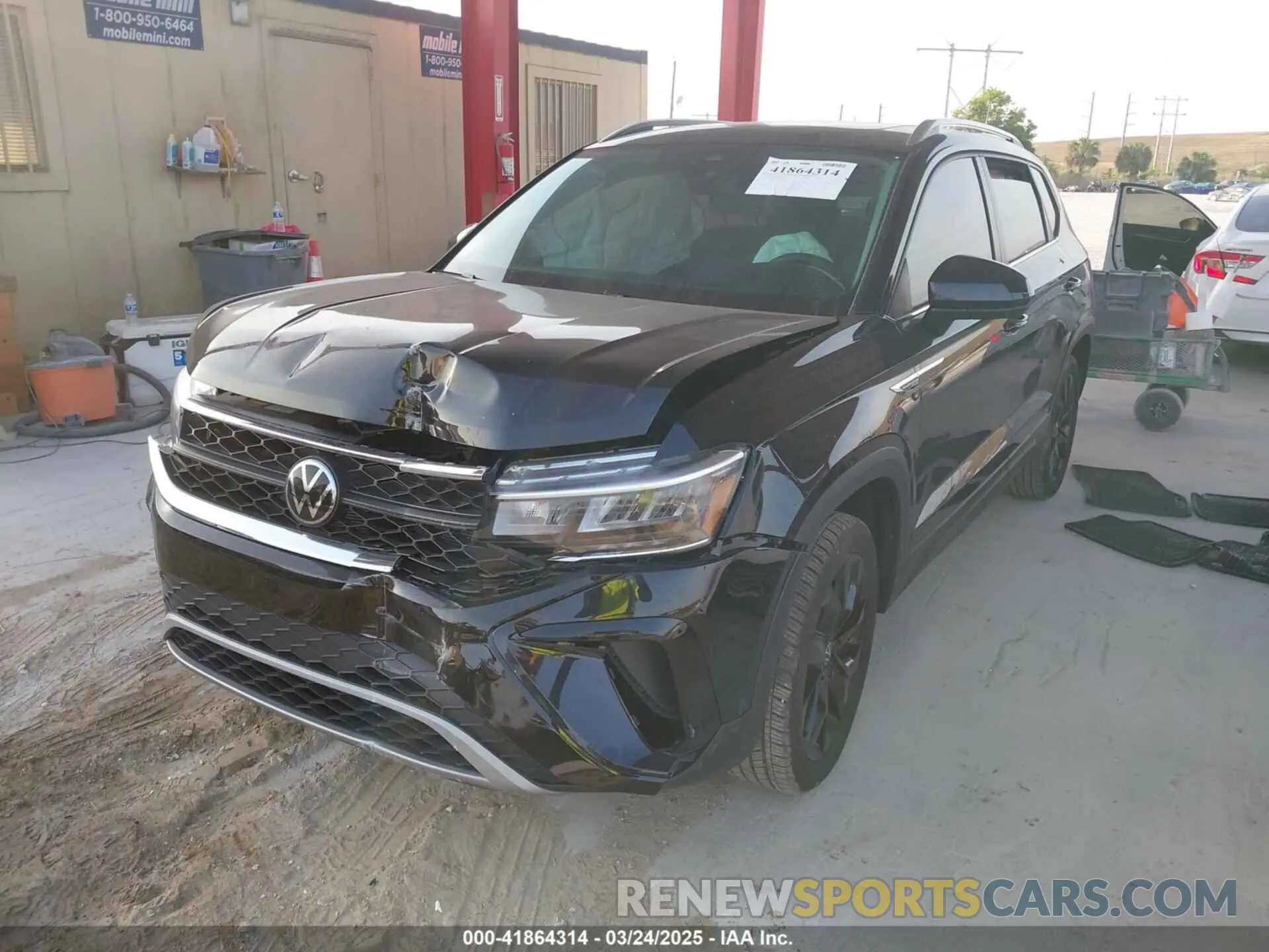 2 fotografías del automóvil dañado 3VVEX7B28RM126837 VOLKSWAGEN TAOS 2024