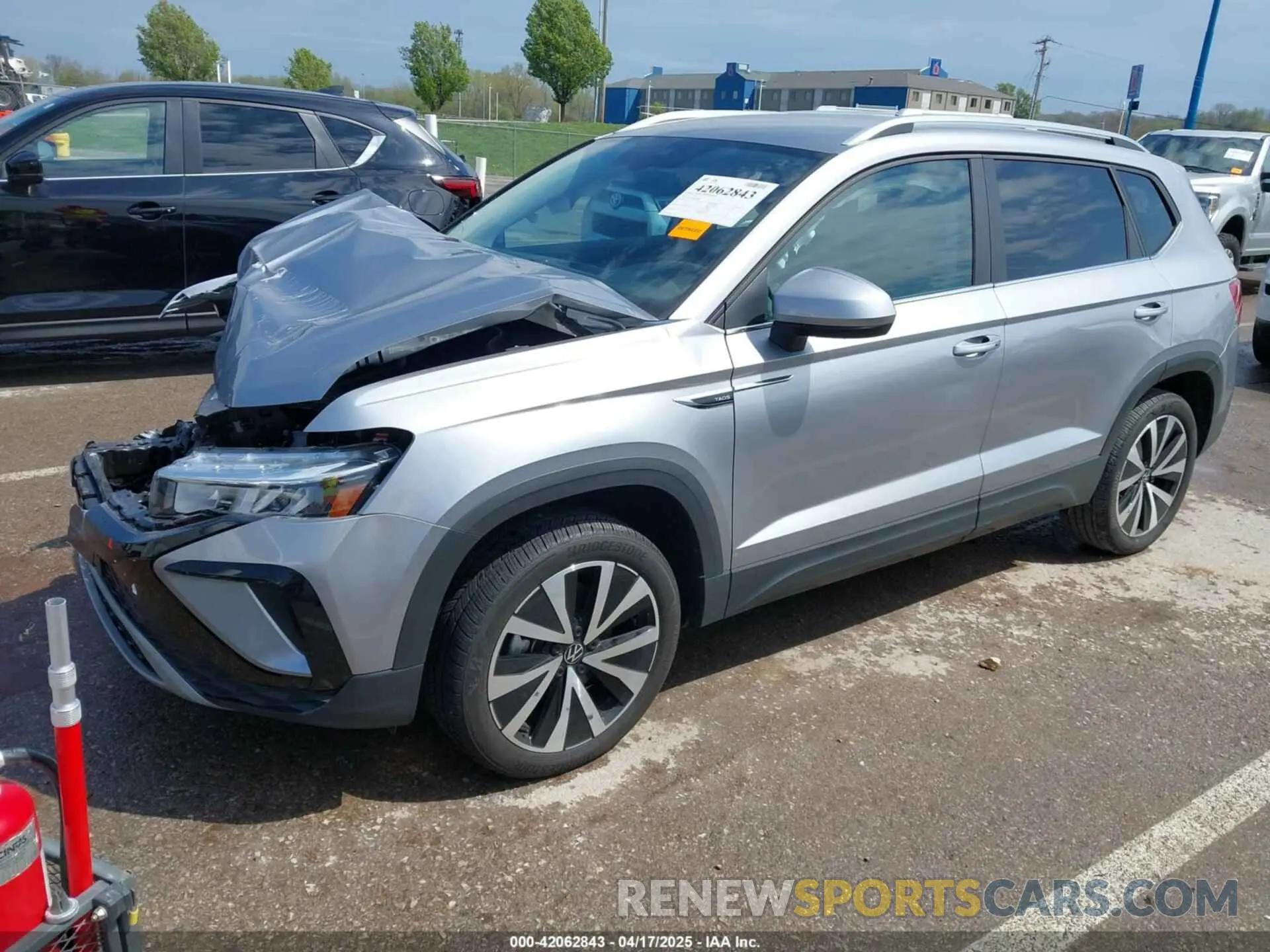 2 fotografías del automóvil dañado 3VVSX7B29RM099005 VOLKSWAGEN TAOS 2024