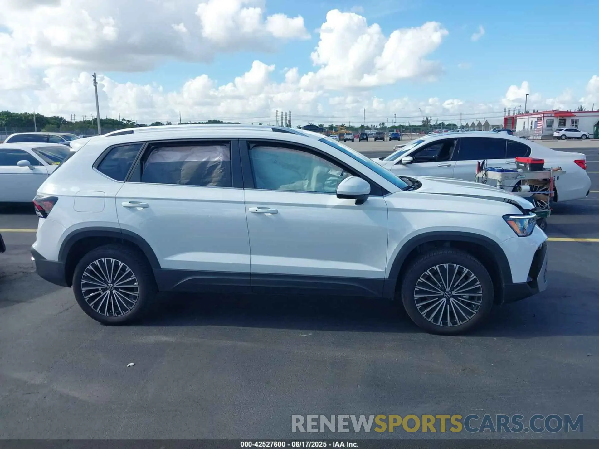 13 fotografías del automóvil dañado 3VVSC7B29SM027173 VOLKSWAGEN TAOS 2025