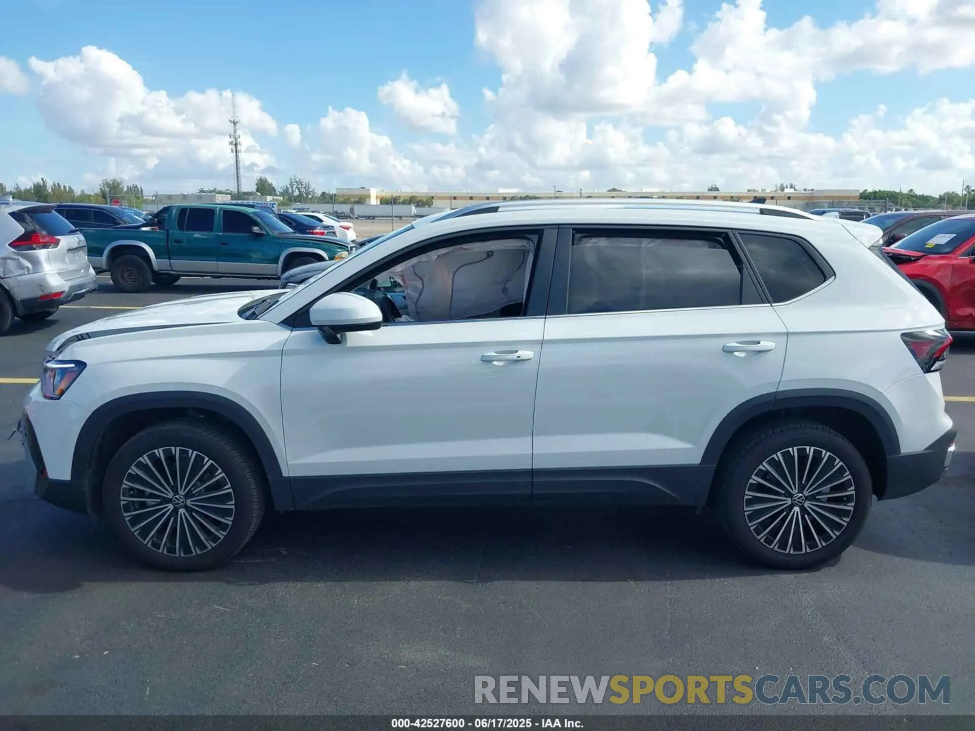 14 fotografías del automóvil dañado 3VVSC7B29SM027173 VOLKSWAGEN TAOS 2025