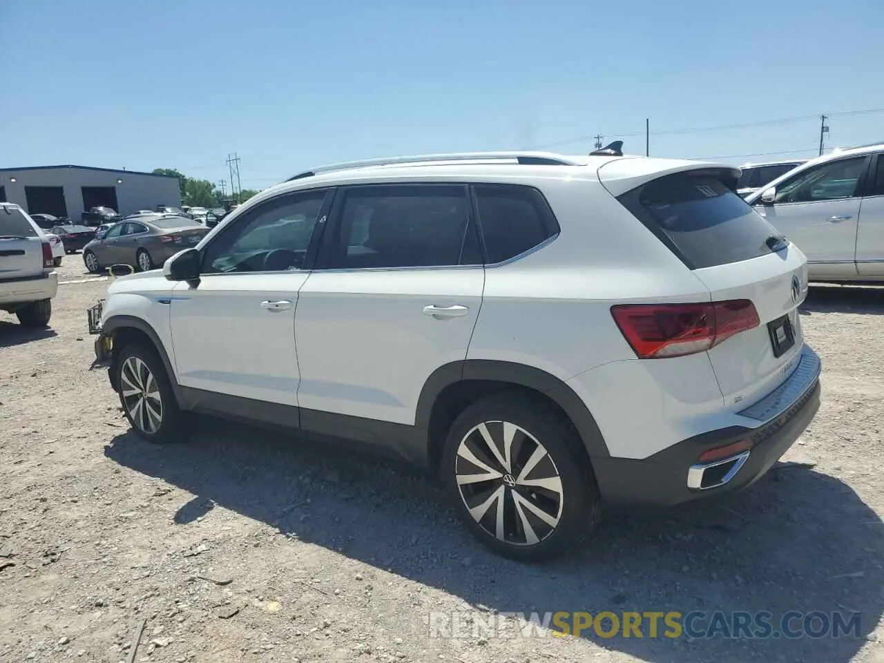 2 fotografías del automóvil dañado 3VVRX7B28NM063198 VOLKSWAGEN TAOS SE 2022