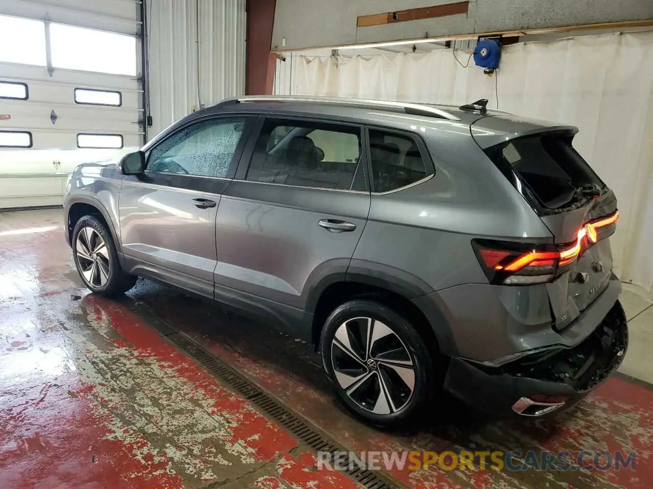 2 fotografías del automóvil dañado 3VVUC7B22SM029887 VOLKSWAGEN TAOS SE 2025