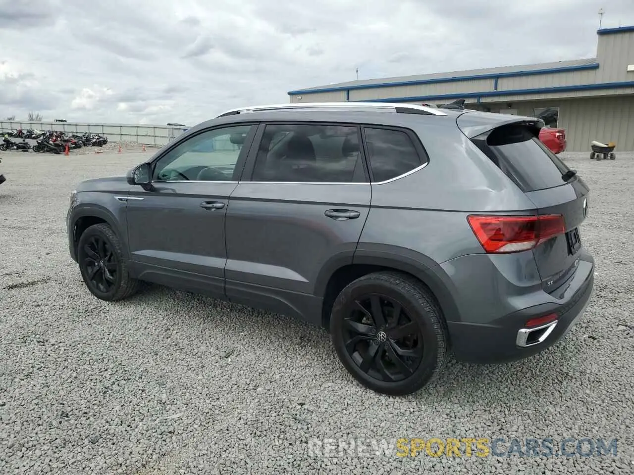 2 fotografías del automóvil dañado 3VVPX7B21NM035122 VOLKSWAGEN TAOS SE IQ 2022