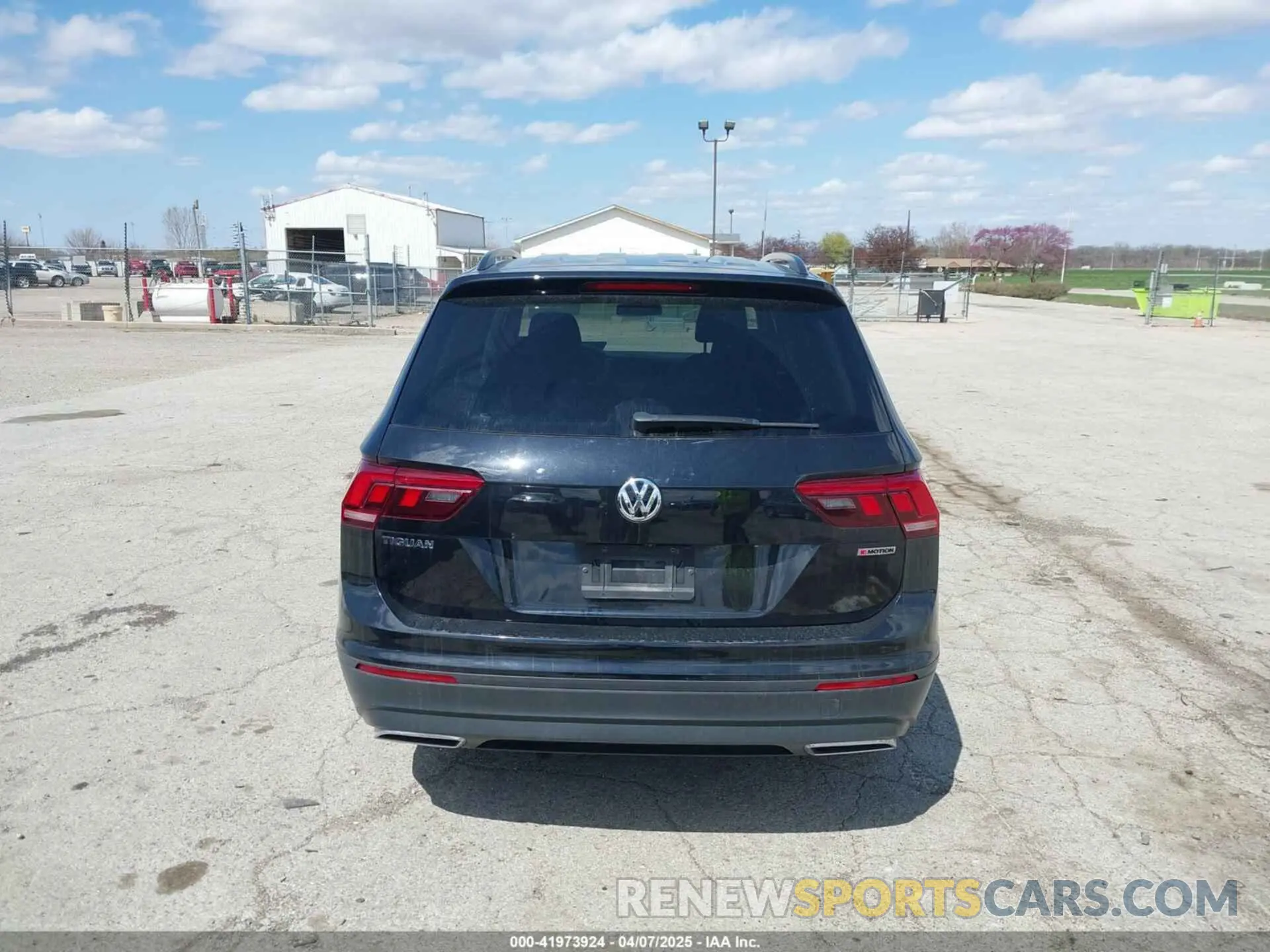 17 fotografías del automóvil dañado 3VV0B7AX3KM119645 VOLKSWAGEN TIGUAN 2019