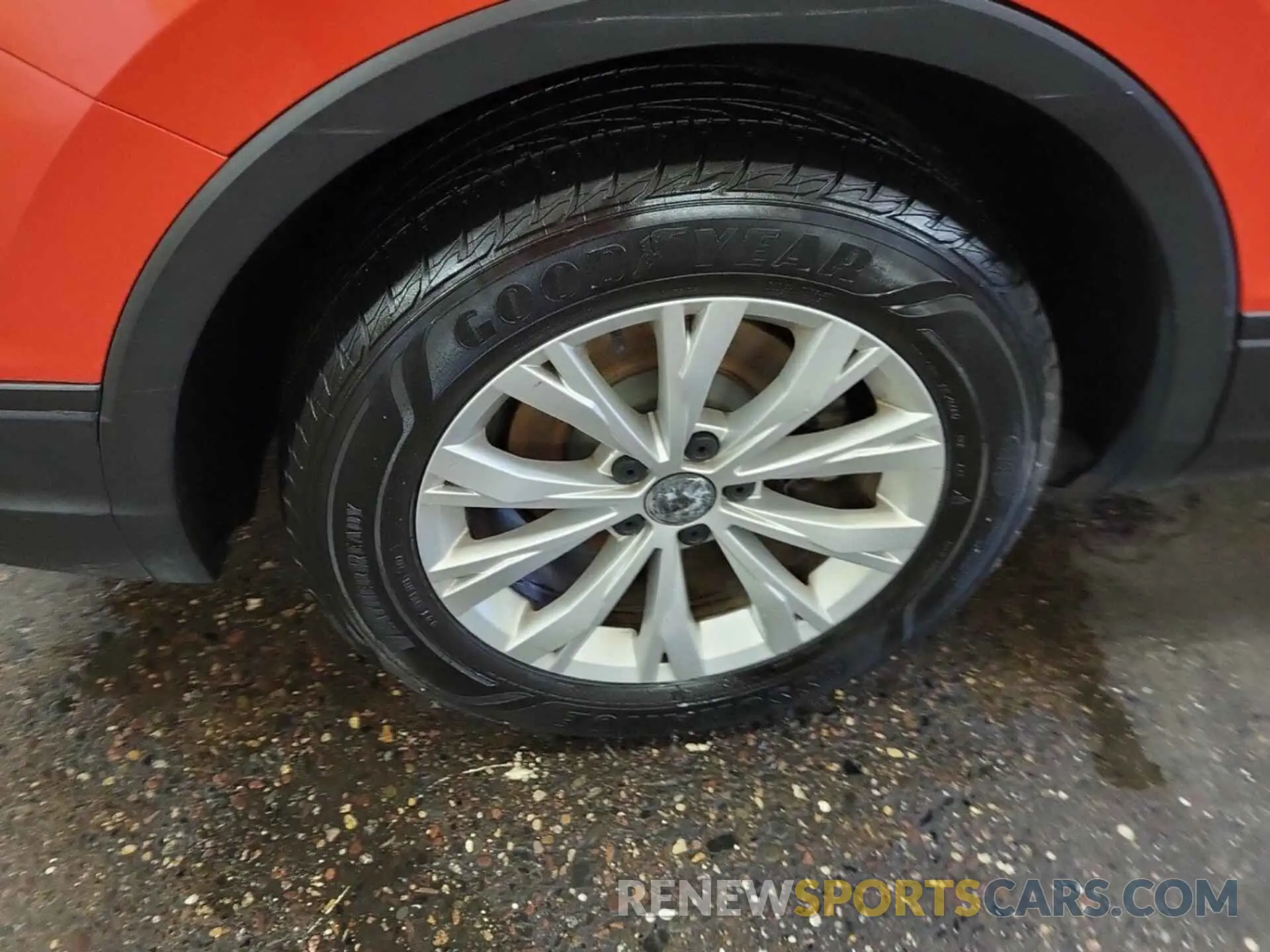 2 fotografías del automóvil dañado 3VV2B7AXXKM040000 VOLKSWAGEN TIGUAN 2019