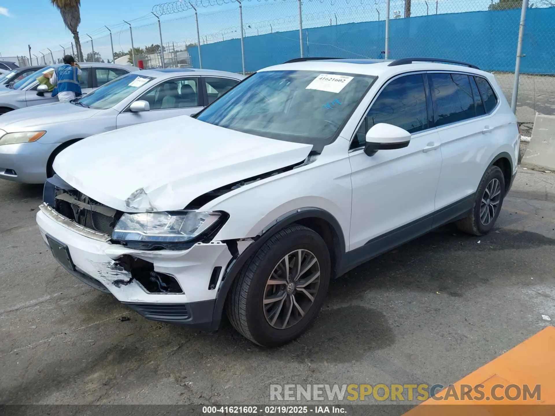2 fotografías del automóvil dañado 3VV3B7AX2KM063646 VOLKSWAGEN TIGUAN 2019