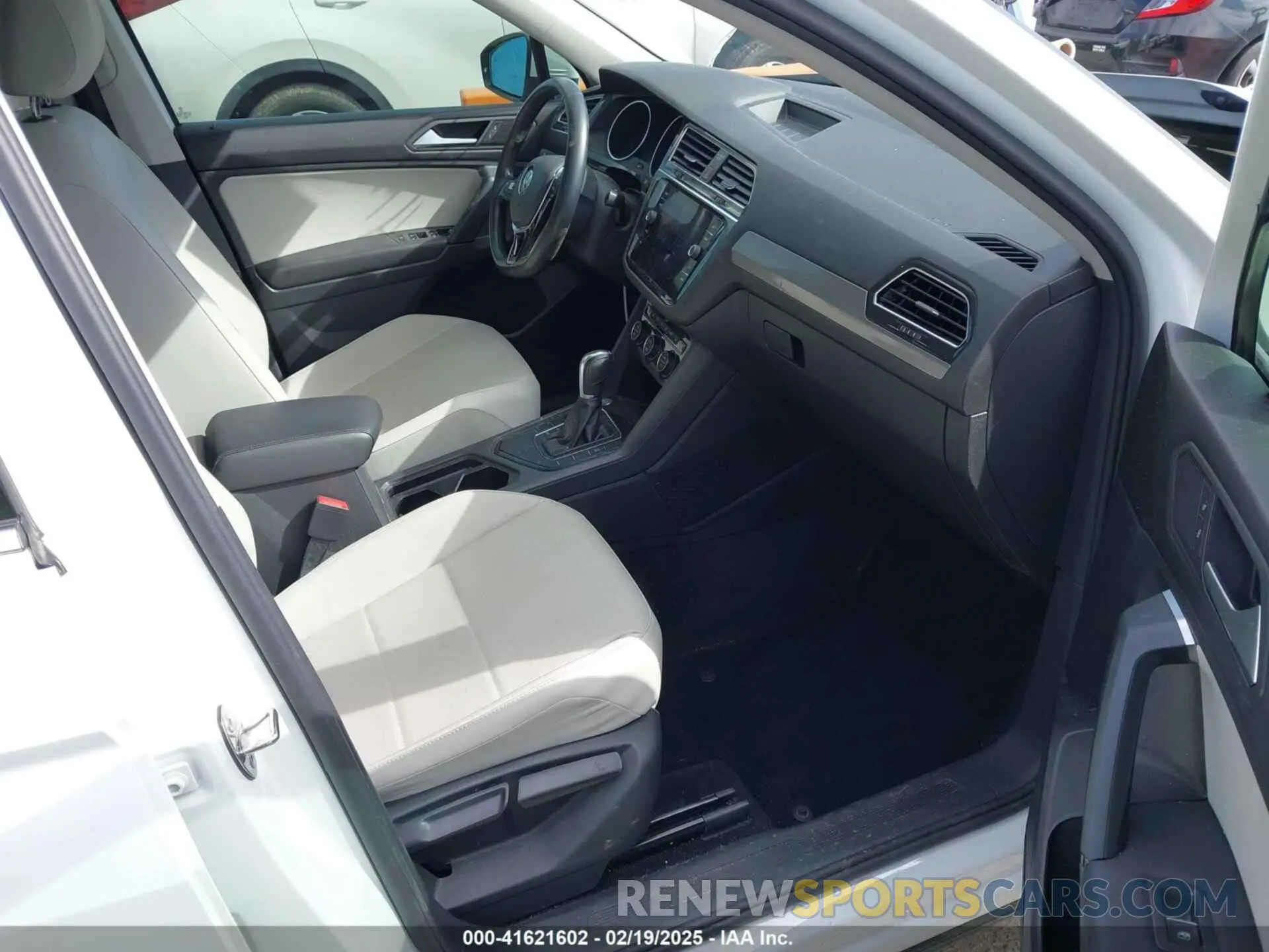 5 fotografías del automóvil dañado 3VV3B7AX2KM063646 VOLKSWAGEN TIGUAN 2019