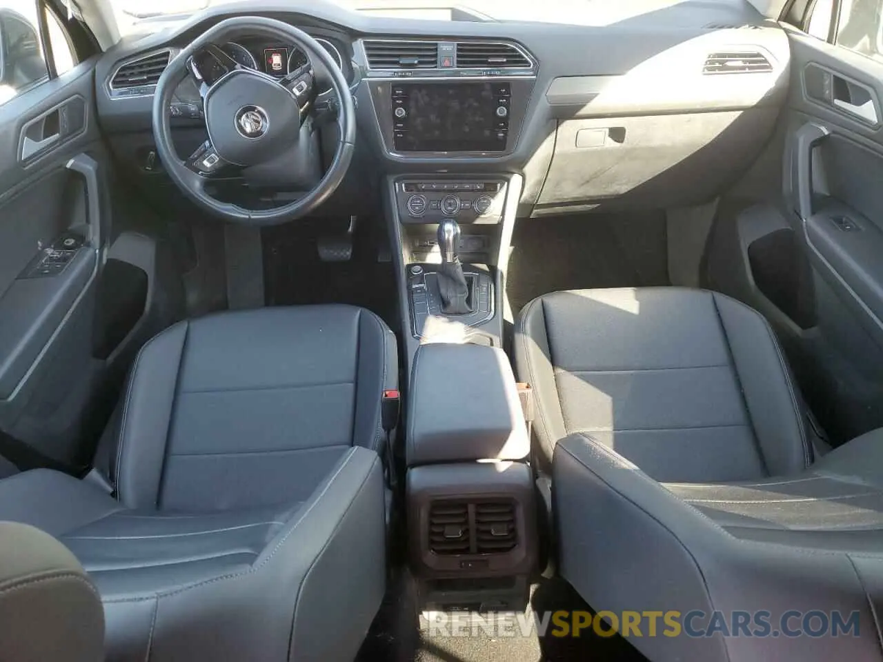 8 fotografías del automóvil dañado 3VV3B7AX4KM143031 VOLKSWAGEN TIGUAN 2019