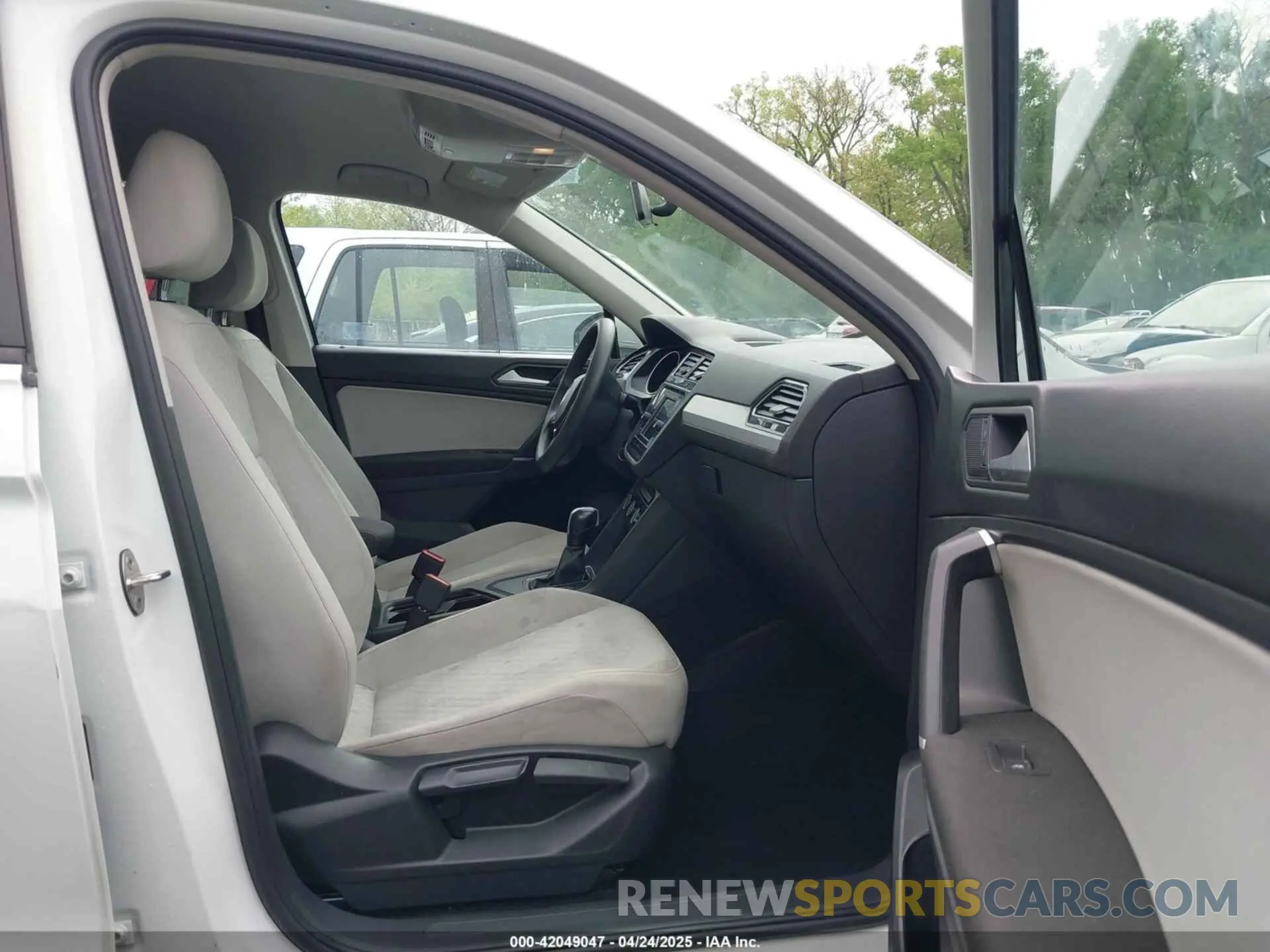 5 fotografías del automóvil dañado 3VV1B7AX2LM078043 VOLKSWAGEN TIGUAN 2020