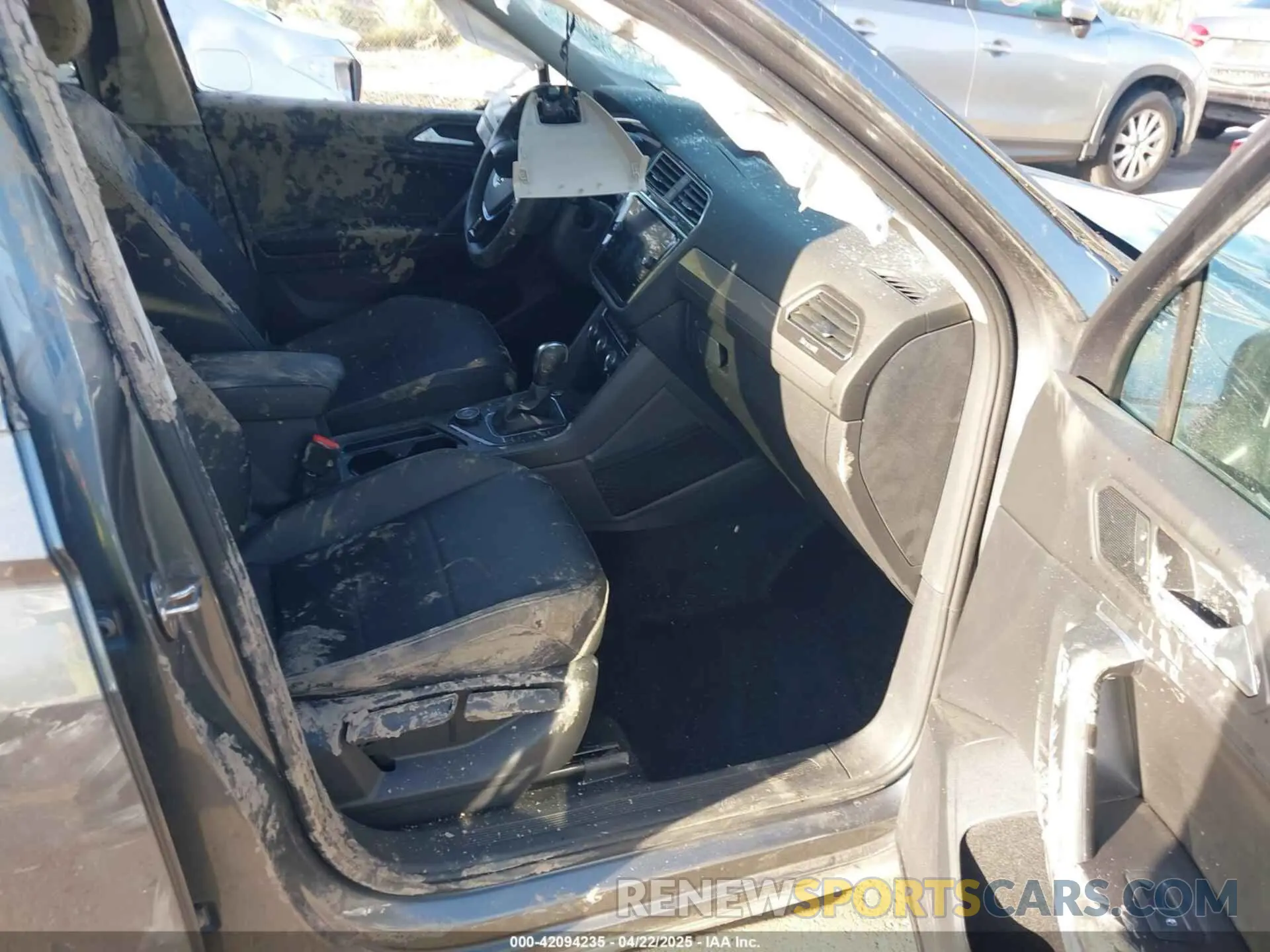 5 fotografías del automóvil dañado 3VV2B7AX0LM076182 VOLKSWAGEN TIGUAN 2020