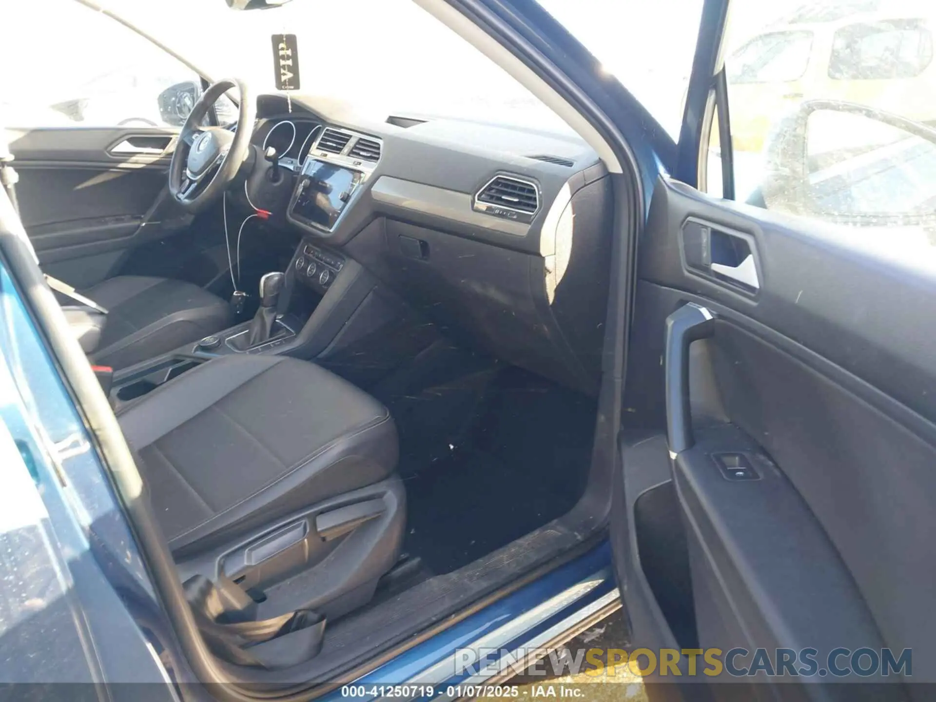 5 fotografías del automóvil dañado 3VV2B7AX7LM142016 VOLKSWAGEN TIGUAN 2020