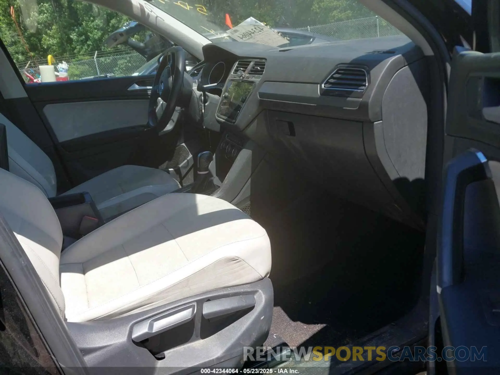 5 fotografías del automóvil dañado 3VV2B7AX7LM148379 VOLKSWAGEN TIGUAN 2020
