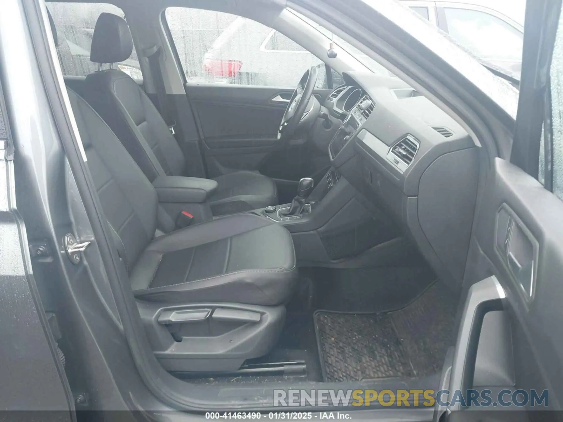 5 fotografías del automóvil dañado 3VV2B7AX7LM158118 VOLKSWAGEN TIGUAN 2020