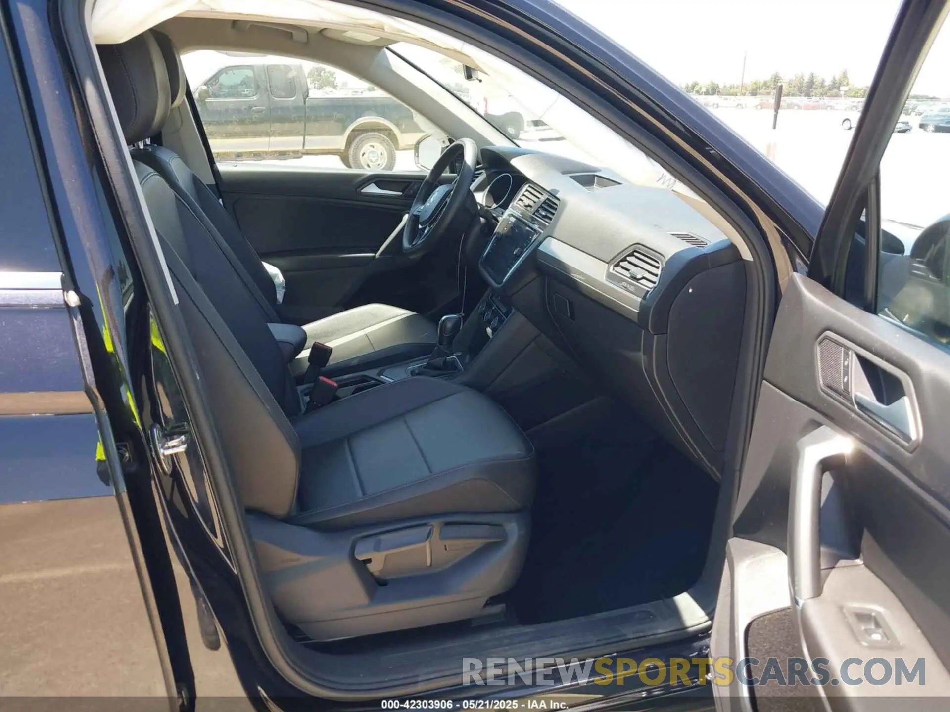 5 fotografías del automóvil dañado 3VV3B7AX1LM158247 VOLKSWAGEN TIGUAN 2020