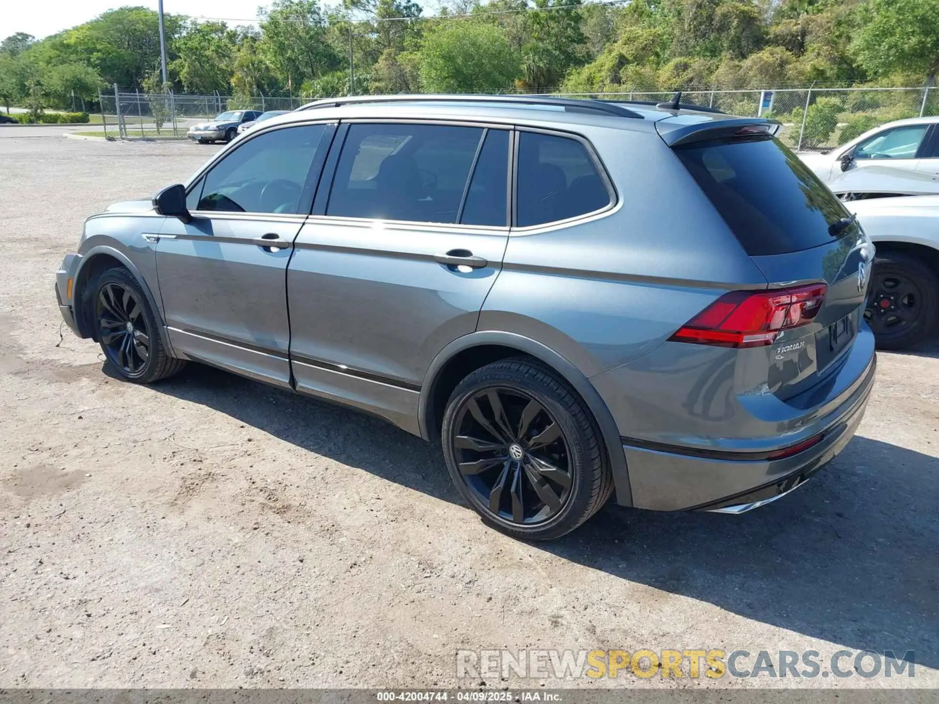 3 fotografías del automóvil dañado 3VV3B7AX3LM176300 VOLKSWAGEN TIGUAN 2020