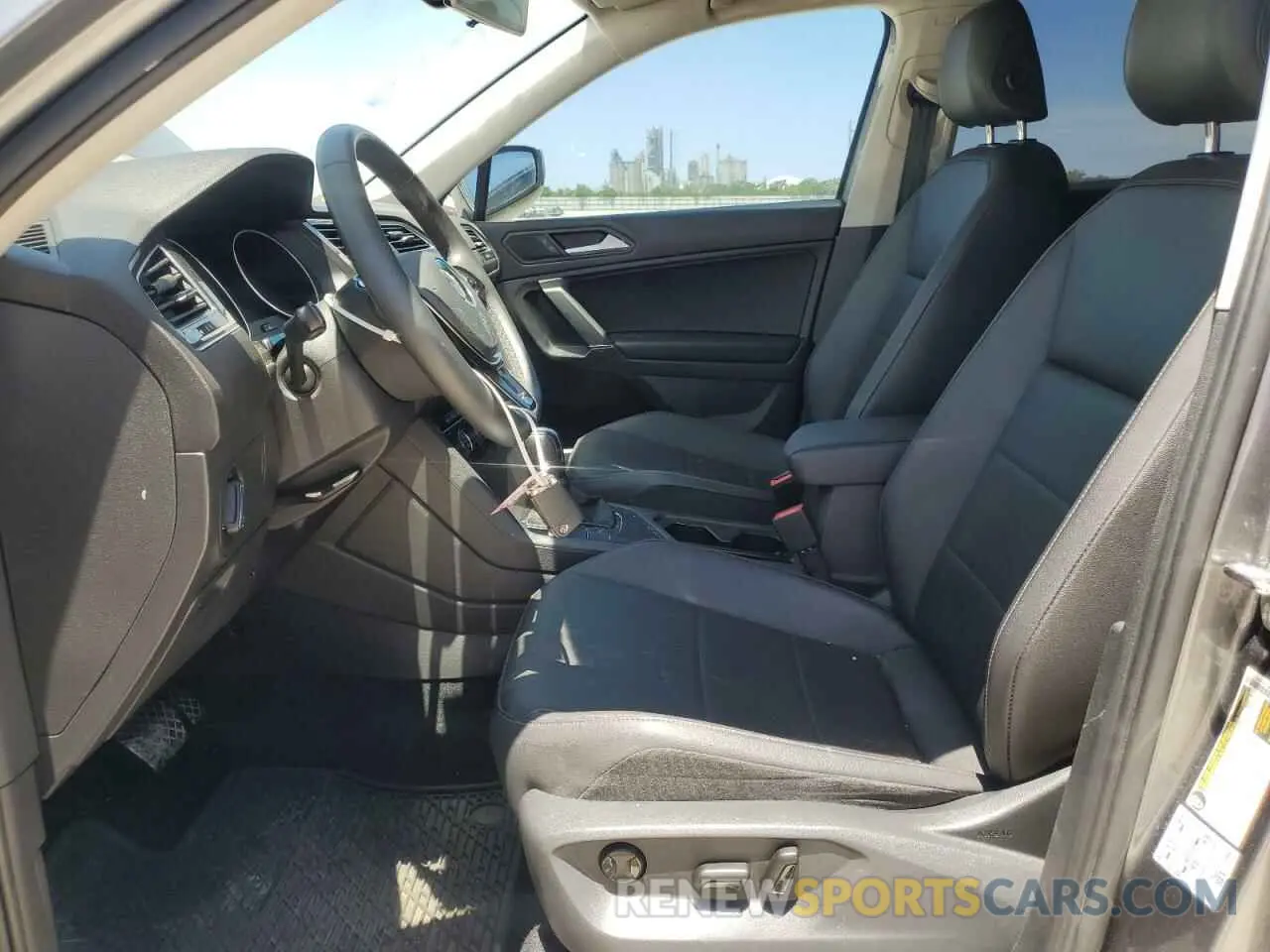 7 fotografías del automóvil dañado 3VV3B7AX4LM158288 VOLKSWAGEN TIGUAN 2020