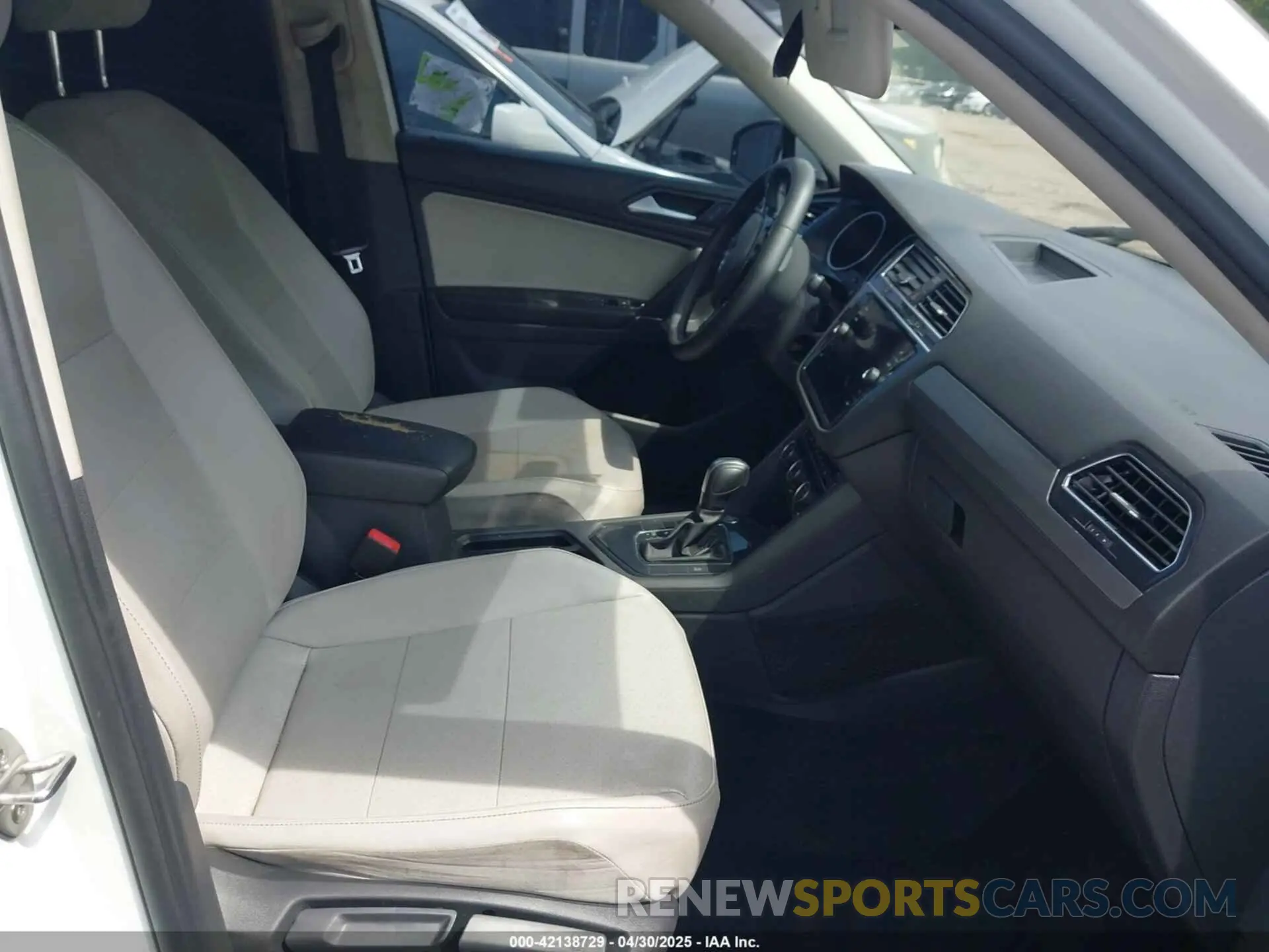 5 fotografías del automóvil dañado 3VV3B7AX6LM054238 VOLKSWAGEN TIGUAN 2020