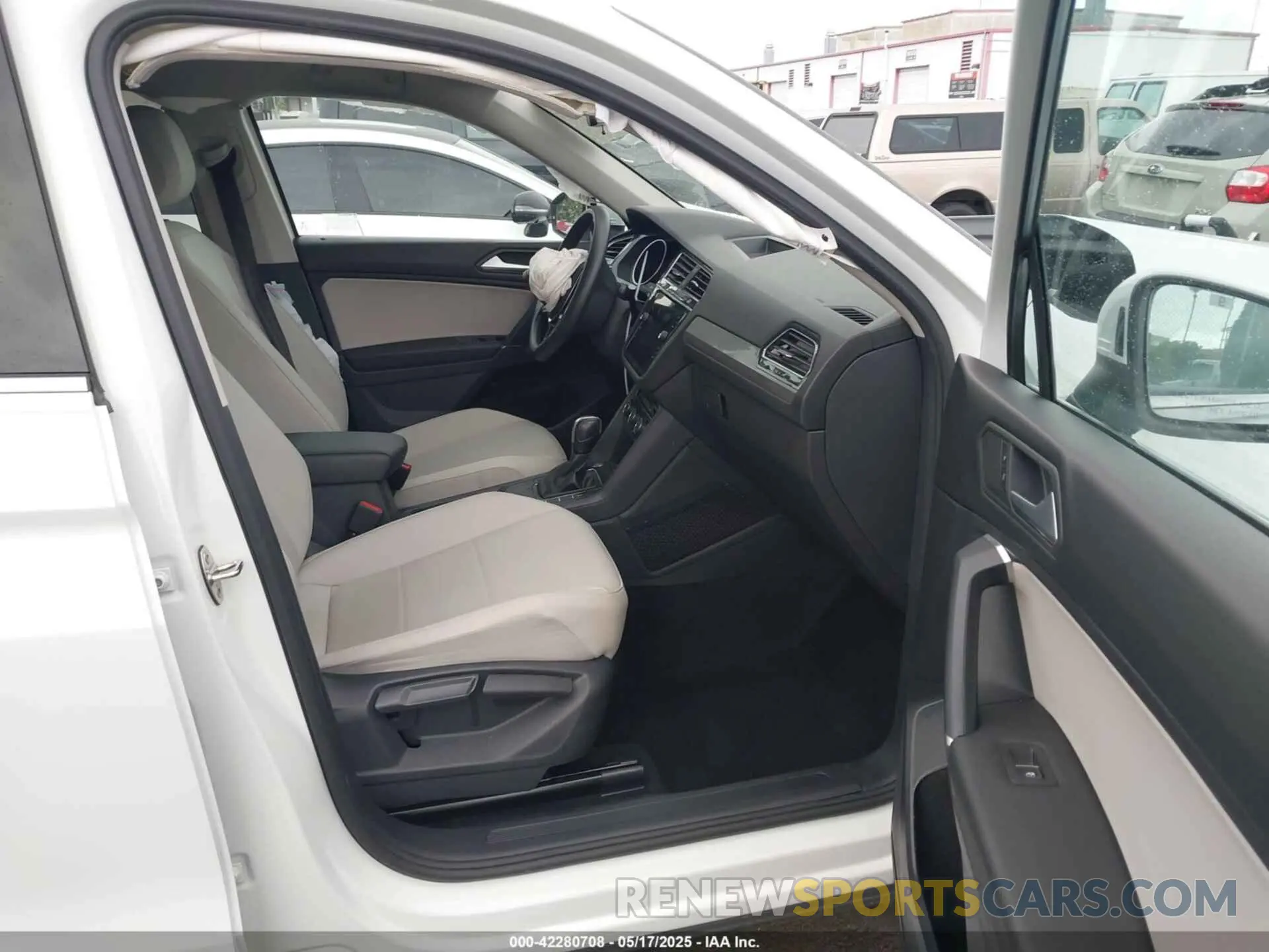 5 fotografías del automóvil dañado 3VV3B7AX6LM182754 VOLKSWAGEN TIGUAN 2020