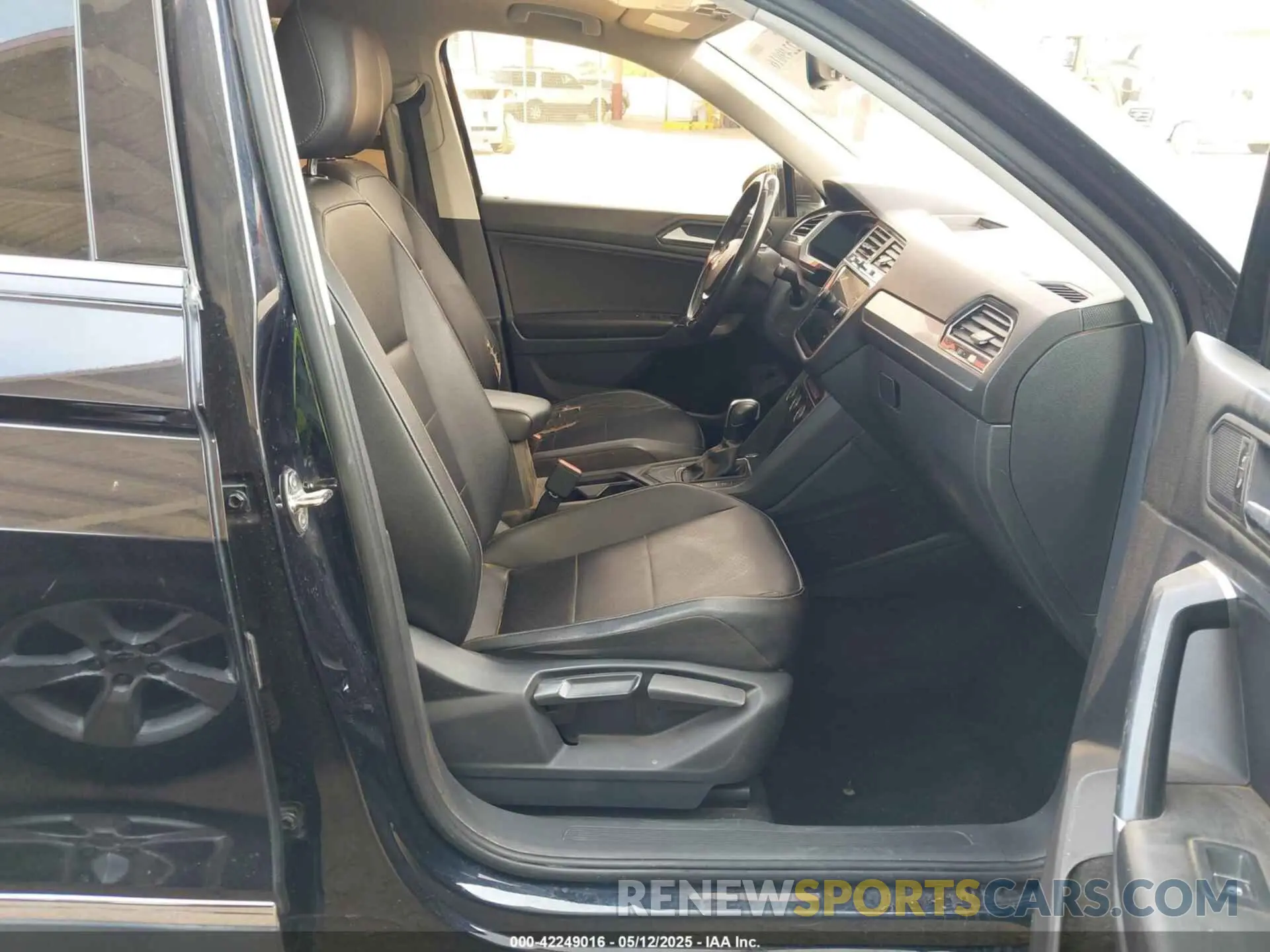 5 fotografías del automóvil dañado 3VV3B7AX7LM039084 VOLKSWAGEN TIGUAN 2020