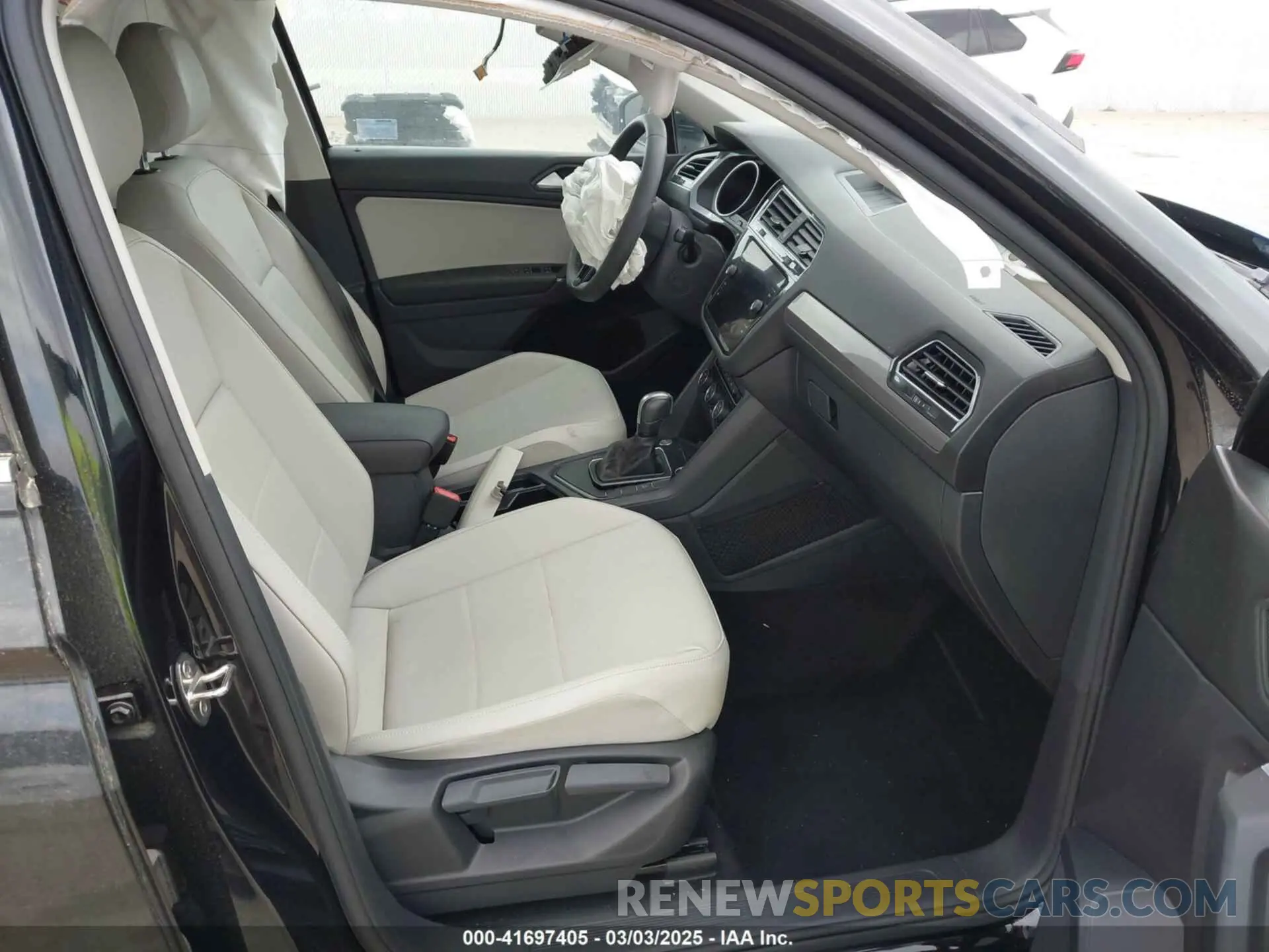 5 fotografías del automóvil dañado 3VV3B7AX7LM067046 VOLKSWAGEN TIGUAN 2020